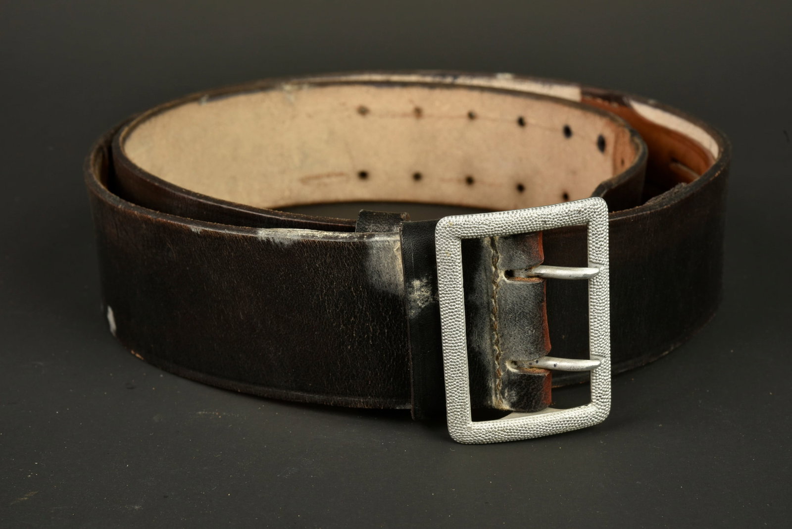 Ceinturon d officier allemand. German officer belt.: Ceinturon d officier allemand. En cuir noir. Boucle a deux ardillons en metal grenele argente. Taille 110. Les passants en cuir sont presents. A noter une certaine usure et patine de la piece. Etat