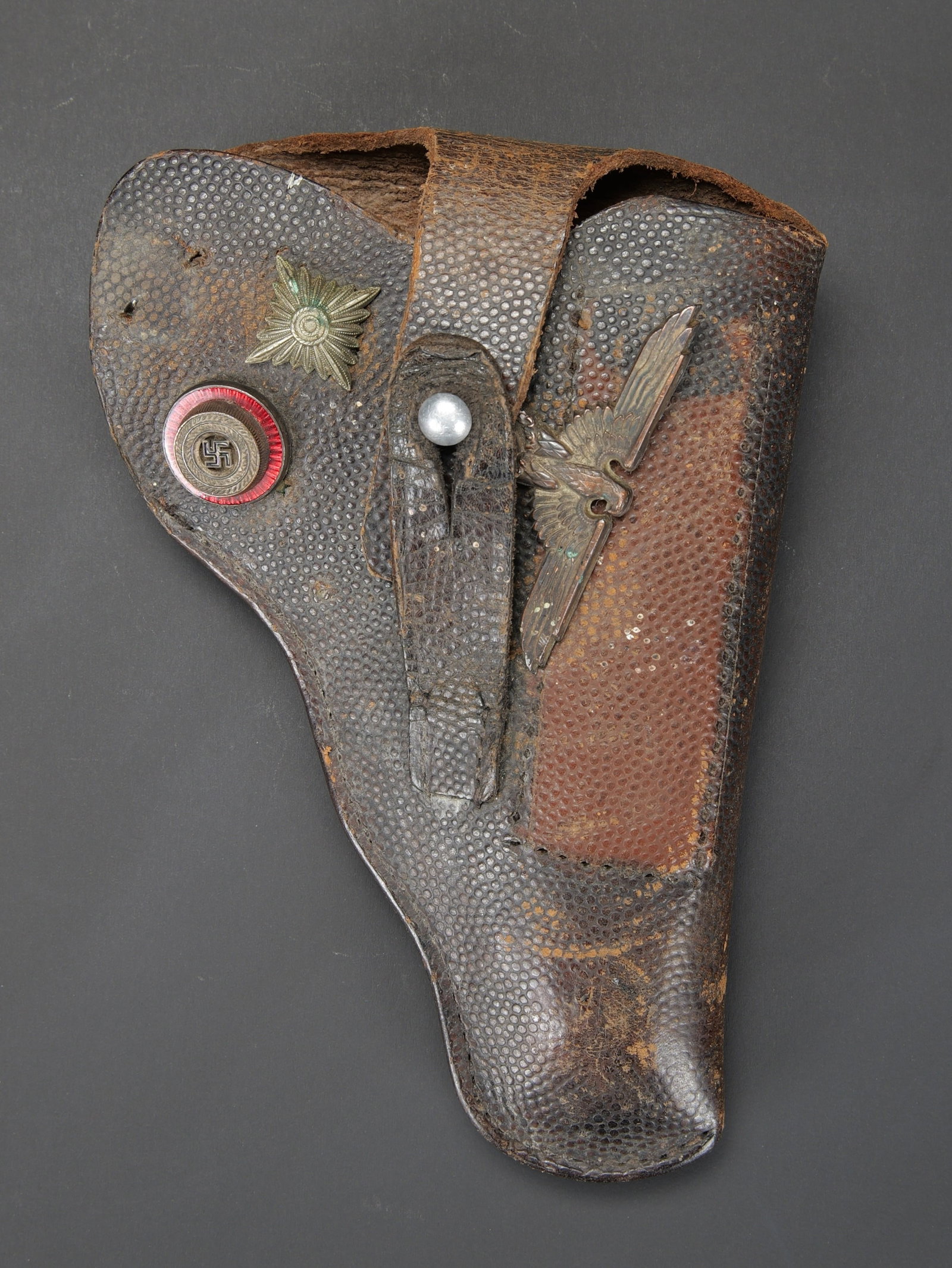 Holster personnalise allemand. Personalized German holster.: Holster personnalise allemand. Holster en cuir grenele noir. Modification par la decoupe du rabat. Un clou de grade une cocarde de casquette du NSDAP et un aigle de coiffure de la SS sont fixes sur
