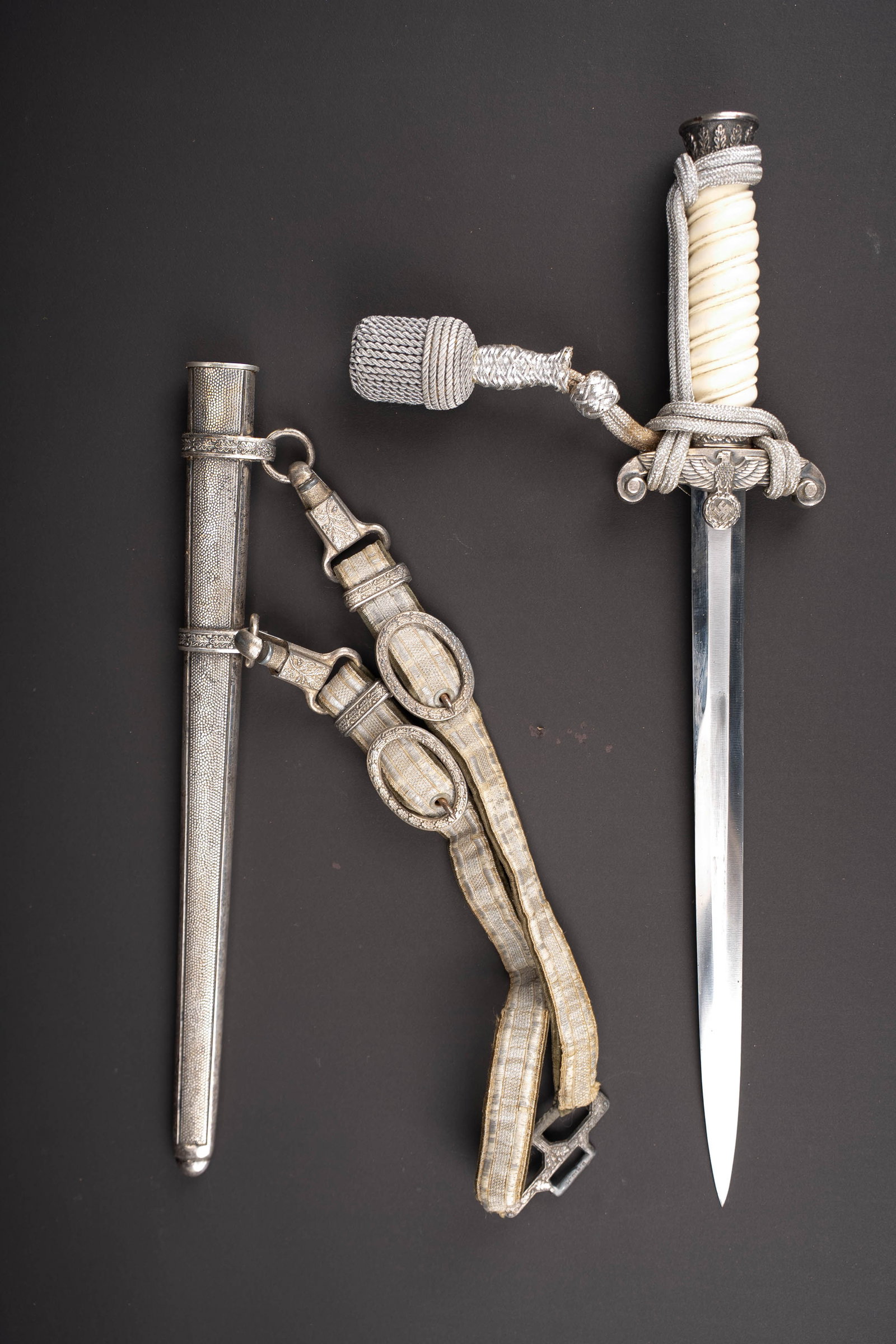 Dague de la Heer. German Dagger.: Dague de la Heer. Garnitures en metal, couleur argent. Reproduction d une poignee de couleur blanche, quelques fissures visibles, ainsi que d important manques au niveau de la base de la poignee.