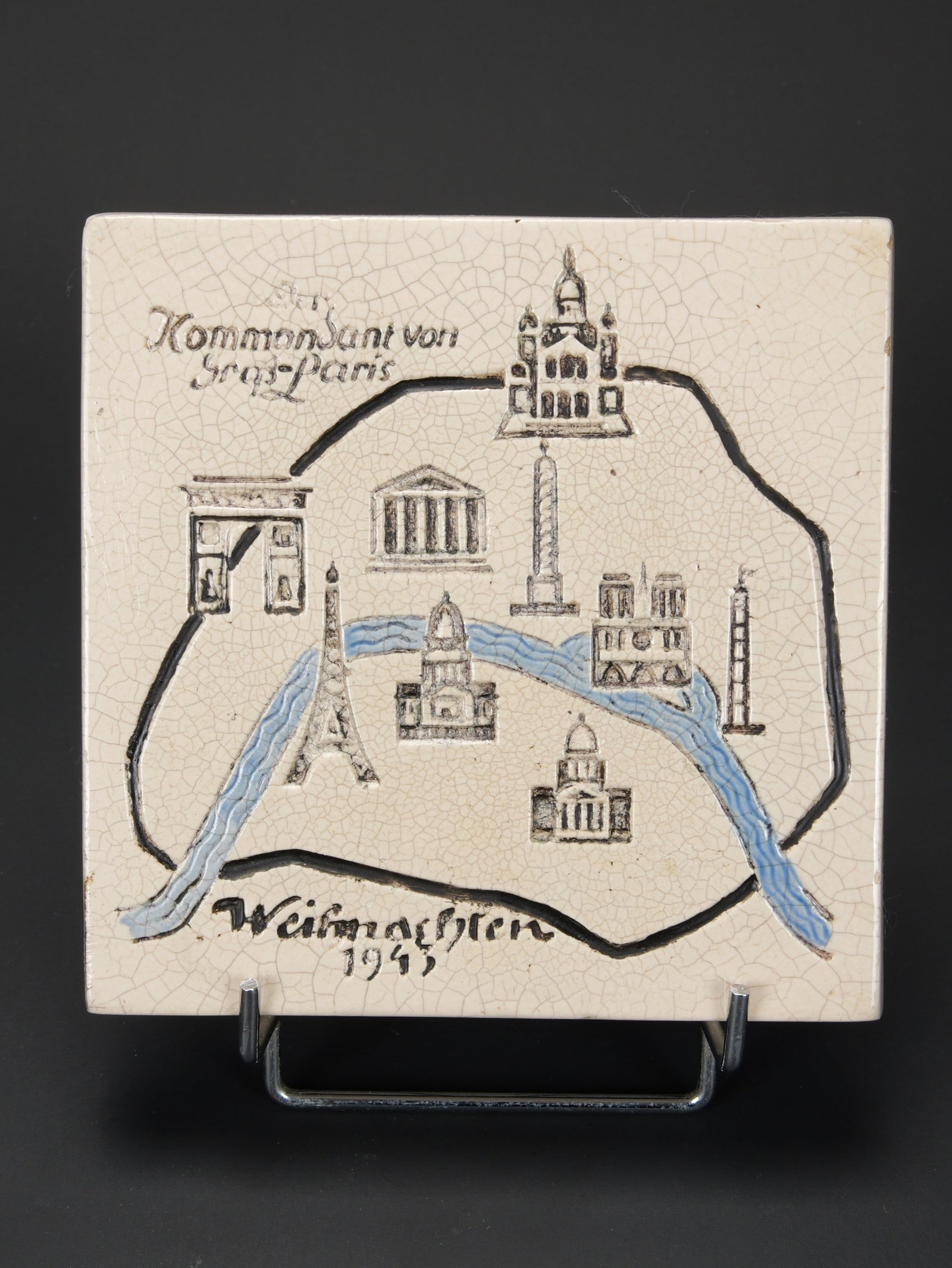 Carreau en faience du Kommandant Gross Paris. Faience tile from the Kommandant of Greater Paris.: Carreau en faience du Kommandant Gross Paris. En faience, les monuments disposent encore de leur couleur noir d origine, ainsi que la Seine avec sa couleur bleue. Marquages Kommandant von Gross Paris