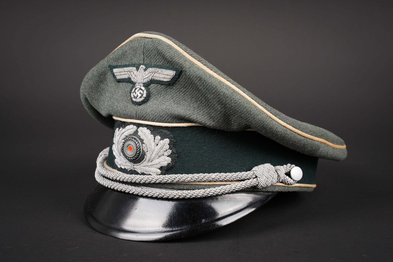Casquette officier WH. German Wehrmacht officer cap.: Casquette d officier d infanterie de la Heer. En drap Feldgrau. Triple lisere blanc de l infanterie. Insignes en cannetille, cousus main. Fausse jugulaire d officier, maintenue par deux boutons en