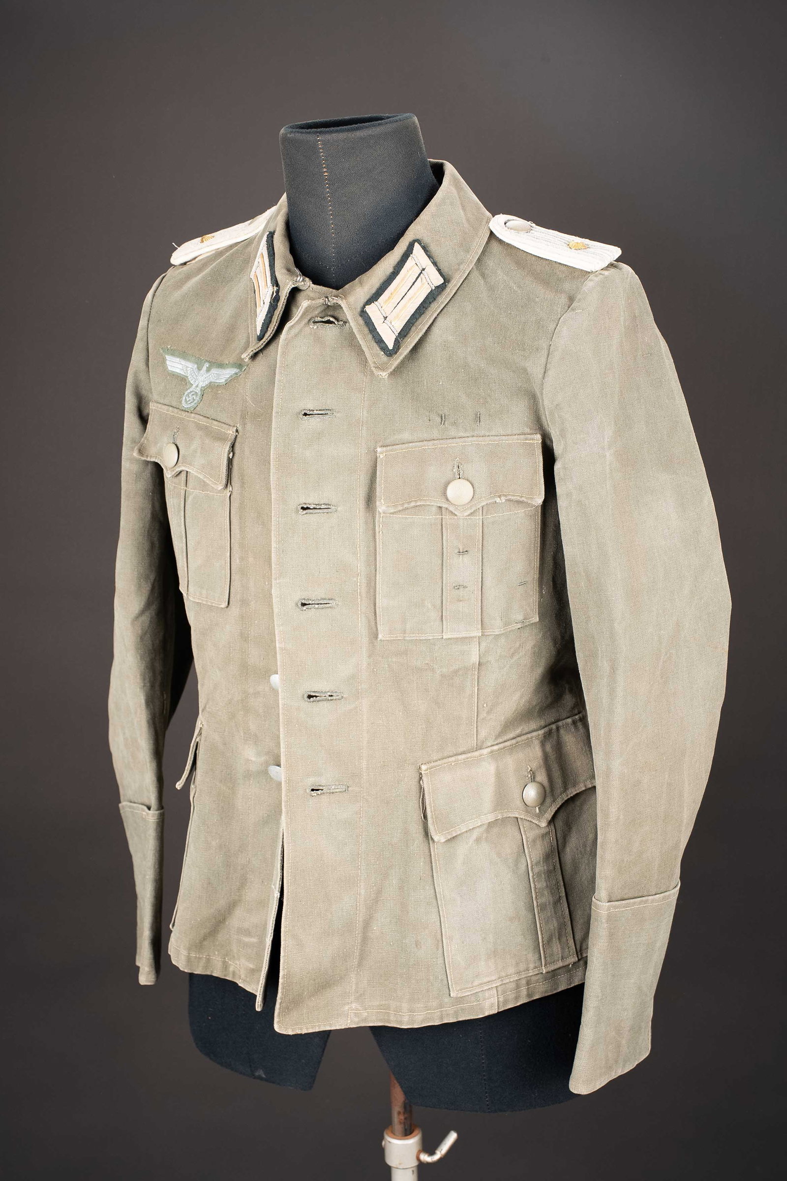 Vareuse d officier allemand. German officer jacket.: Vareuse d officier allemand. En epais tissu Feldgrau. Tous les boutons sont presents. Pattes d epaule d Oberleutnant avec lisere blanc de l infanterie. Nombreuses brides de decoration au niveau de la