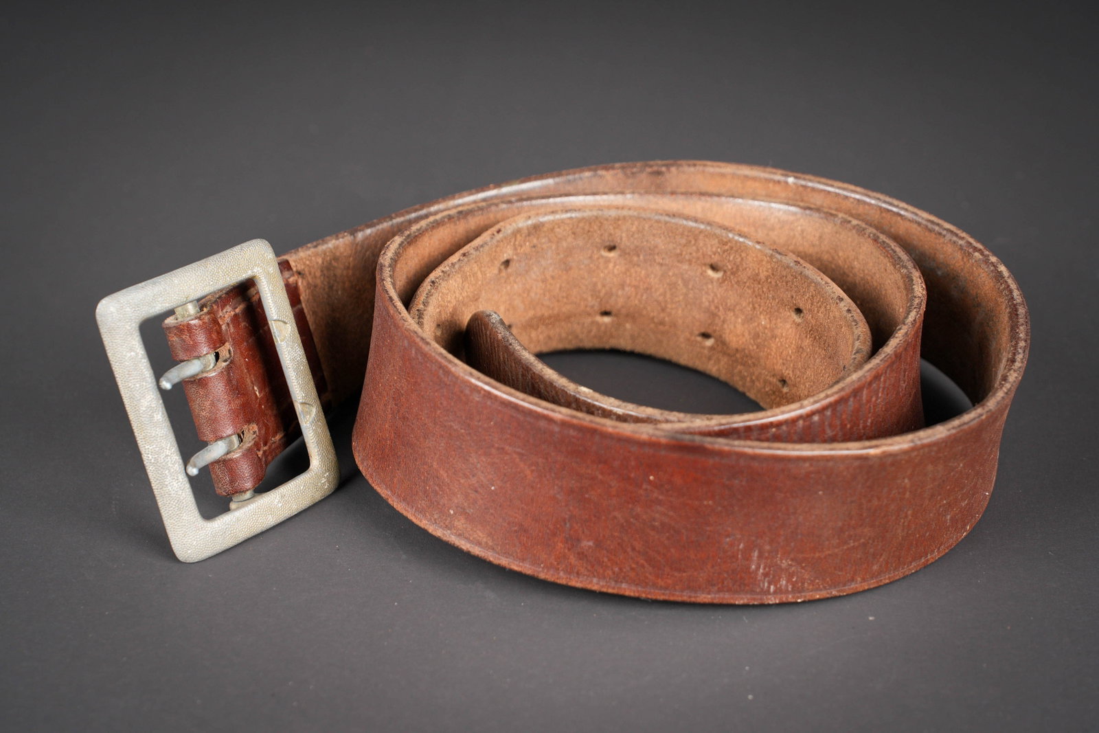 Ceinturon d officier allemand. German officer belt.: Ceinturon d officier allemand. En cuir marron. Boucle en metal grenele a deux ardillons. Les passants sont manquants. Sans marquages visibles. Taille 110. A noter une certaine usure et patine de la