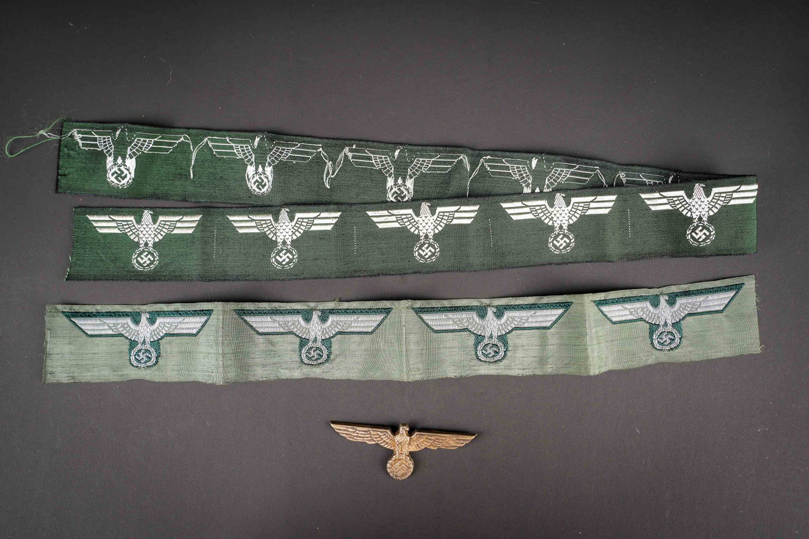 Insignes de coiffure Heer. German cap insignia. (1 of 2)