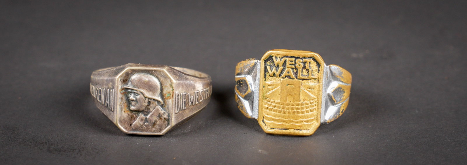 Bagues allemande. German Rings.: Bagues allemande. Comprenant une bague en metal marquee West Wall, sans marquages fabricant visibles. Une bague en metal, marquages Andenken an die West Front. Sans marquages visibles. A noter une