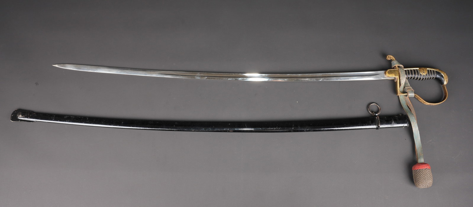 Epee allemande. German Sword.: Epee allemande. Garniture en metal, et a decors floraux. Pommeau lisse avec decors floral. Poignee en bois, filigrane complet. Bel aigle aux ailes repliees. Dragonne en cuir vert, gland avec fils