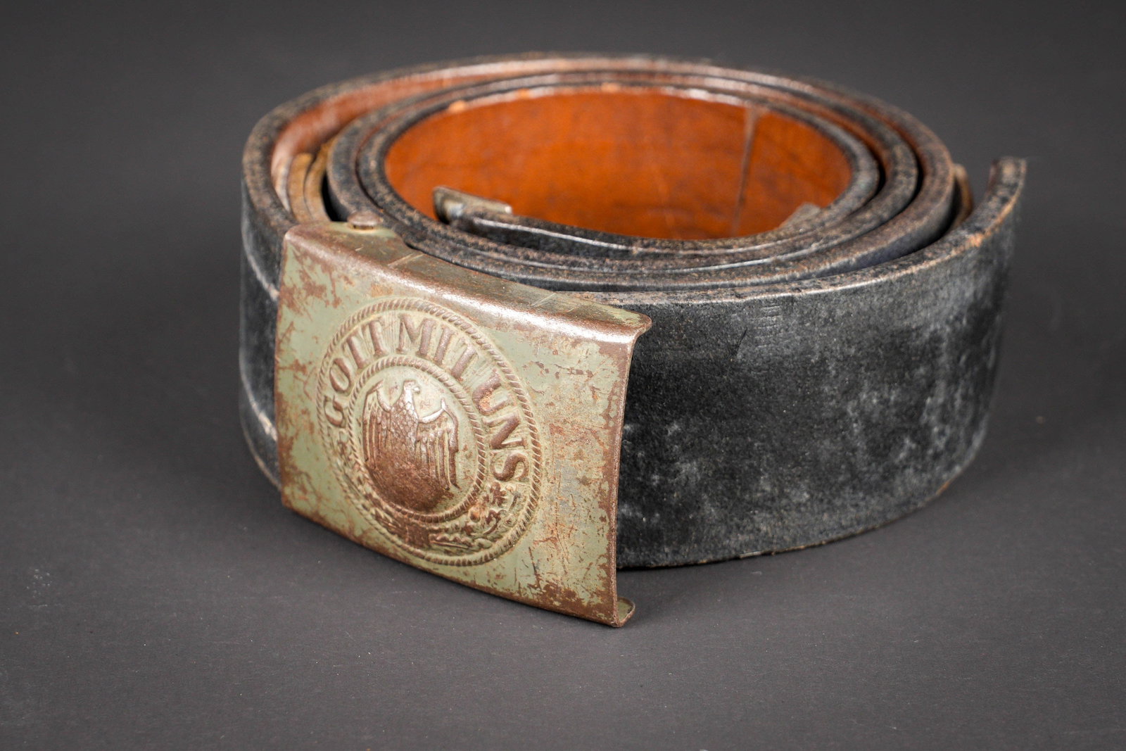 Ceinturon de la Heer. German belt and belt buckle.: Ceinturon de la Heer. Ceinturon en cuir noir. Patte de reglage complete. Bouclerie en metal, dans sa couleur d origine a 40%. Les marquages sont illisibles. Taille 105. Boucle de ceinturon en metal,