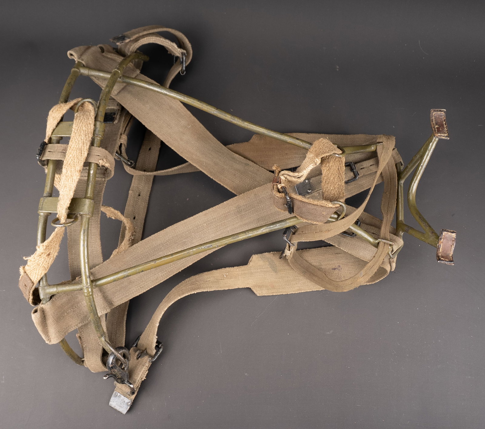 Tragegestell pour mortier allemand. Tragegestell for German mortar.: Tragegestell pour mortier allemand. Armature en metal, completement repeinte. La majorite des sangles sont presentes. Marquages caviardes sur la bretelle. A noter une certaine usure et patine de la pi