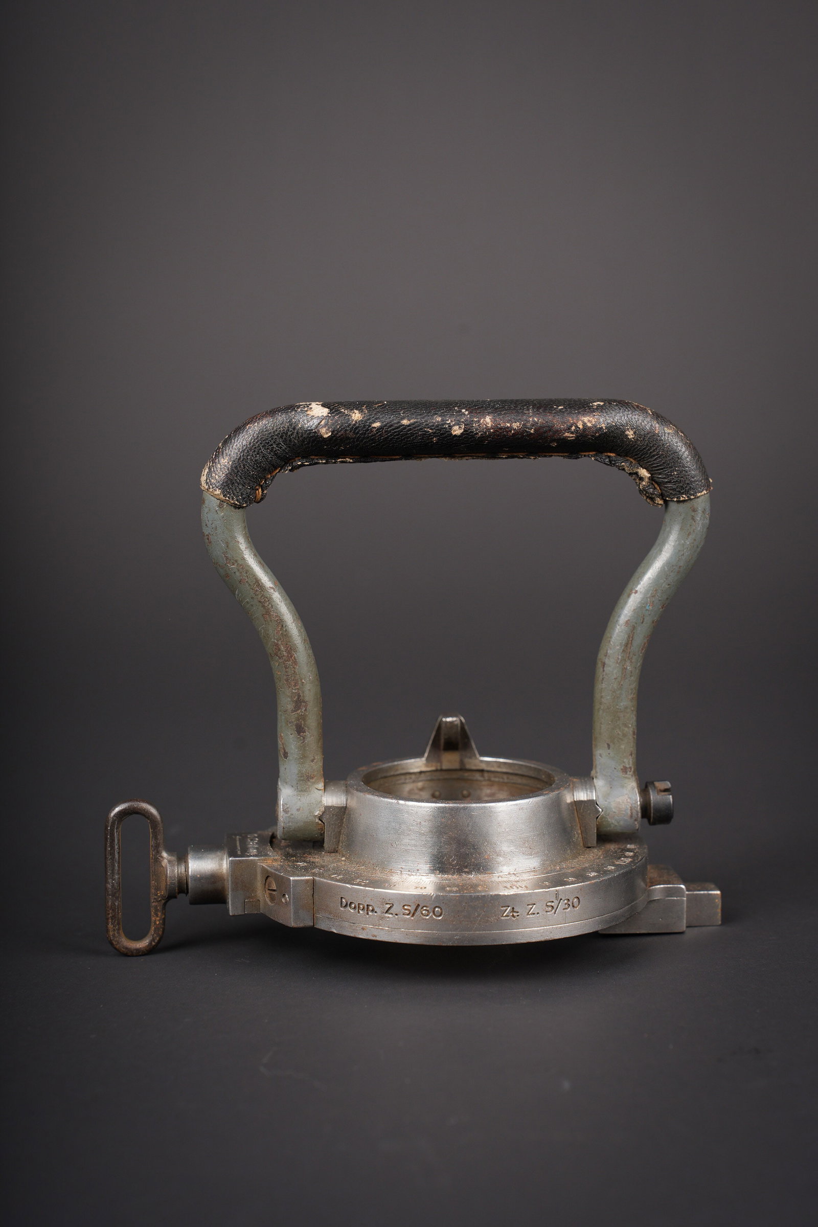 Cle de reglage d artillerie allemande. German artillery adjustment key: Cle de reglage d artillerie allemande Dopp. Z. S60. Code fabricant jvk date 1942. Poignee peinte en feldgrau et gainee de cuir. Usure d usage, bon etat. German artillery adjustment key for the
