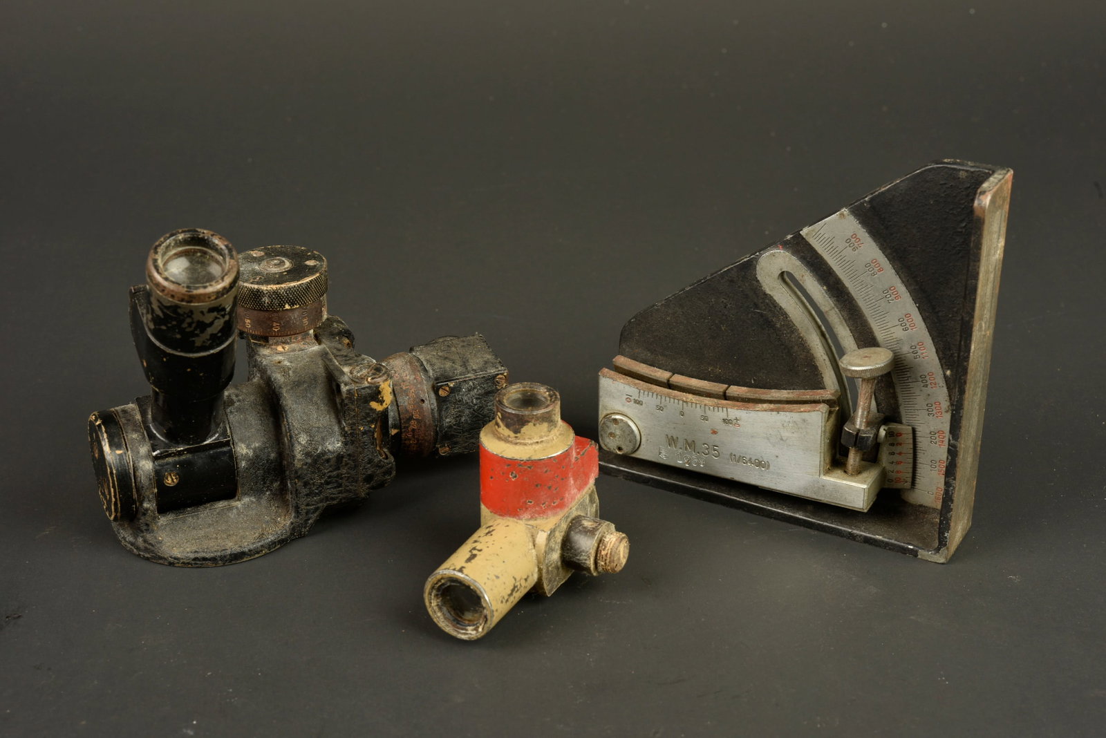 Optiques allemande. German optics.: Optiques allemande. Comprenant un instrument WM35, date 1939. Toutes les pieces mobiles sont fonctionnelles. Fabrication BVU 45555. Une optique en metal, peinture noire a 60%, fortement oxydee. Toutes
