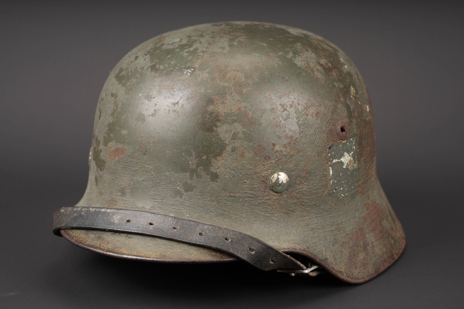 Coque de casque de la Heer. German helmet shell: Coque de casque de la Heer. Coque de casque M-35. Numero de lot D224, fabrication NS66. Indication nominative FZ Kiehn a la peinture blanche sur la nuquiere. Cerclage en metal renforce, incomplet.