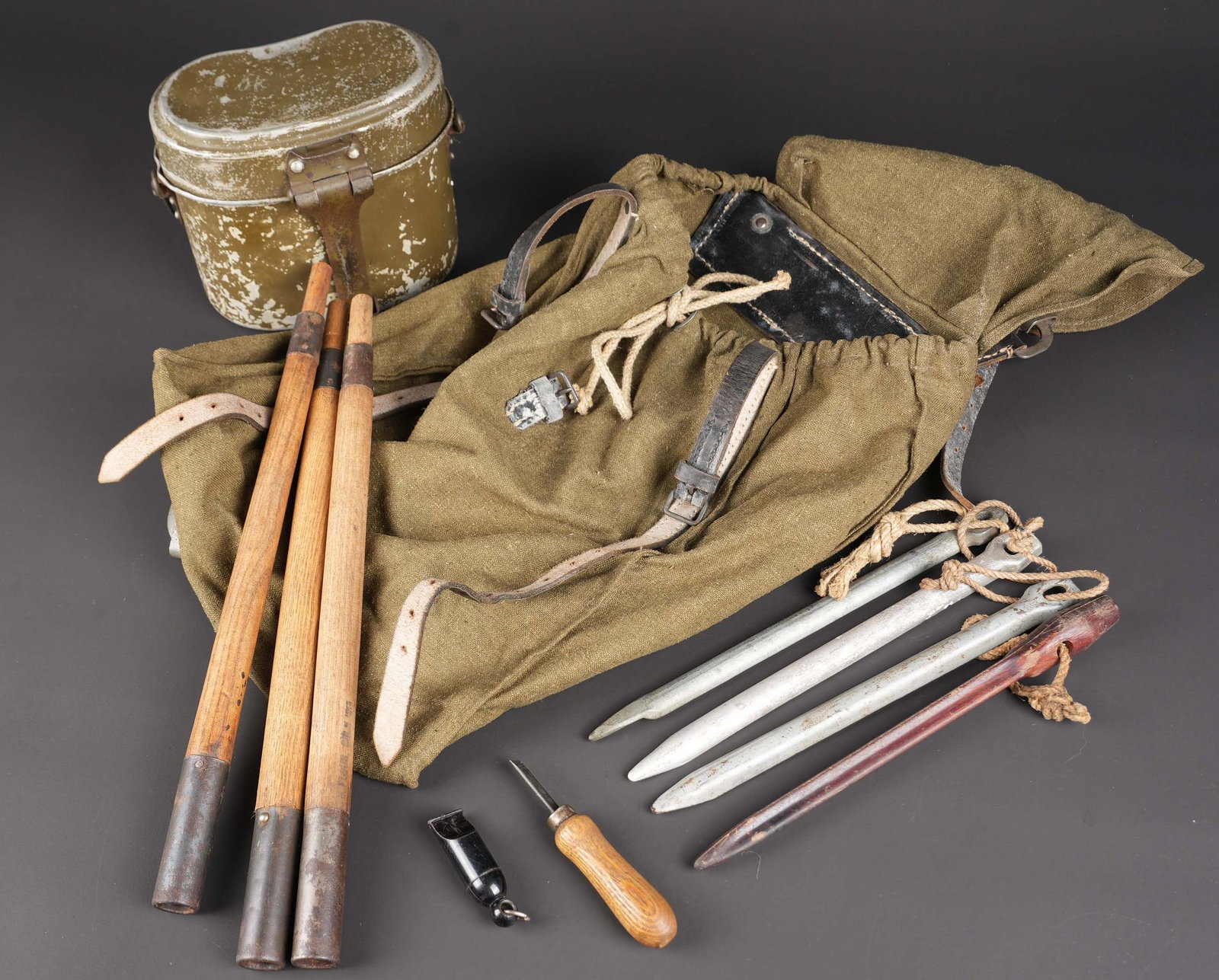 Equipement allemand. German equipment.: Equipements allemand. Comprenant un sac a dos d allegement en tissu Feldgrau. Toutes les sangles sont presentes y compris le cordon de serrage. Fabrication illisible. Une gamelle en aluminium,