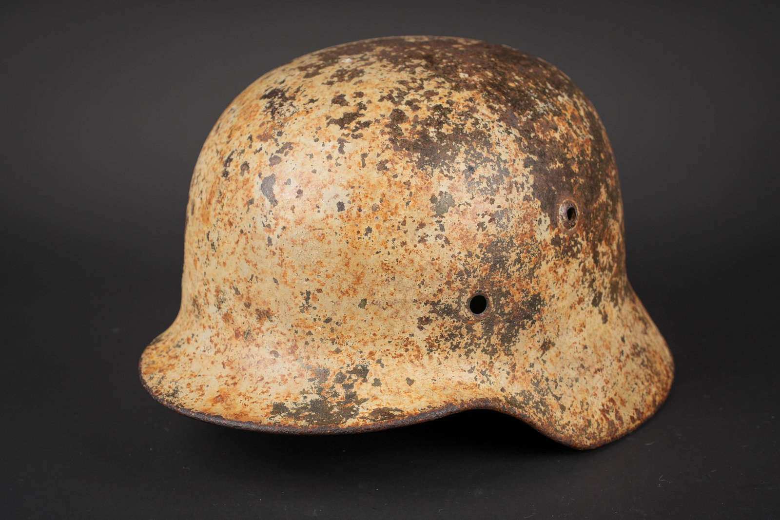 Coque de casque allemand. German Helmet shell.: Coque de casque allemand. Modele M-40. Numero de lot 3427, fabrication illisible. Coiffe absente ainsi que le cerclage. Un seul rivet present avec son contre rivet. Reste de peinture blanche