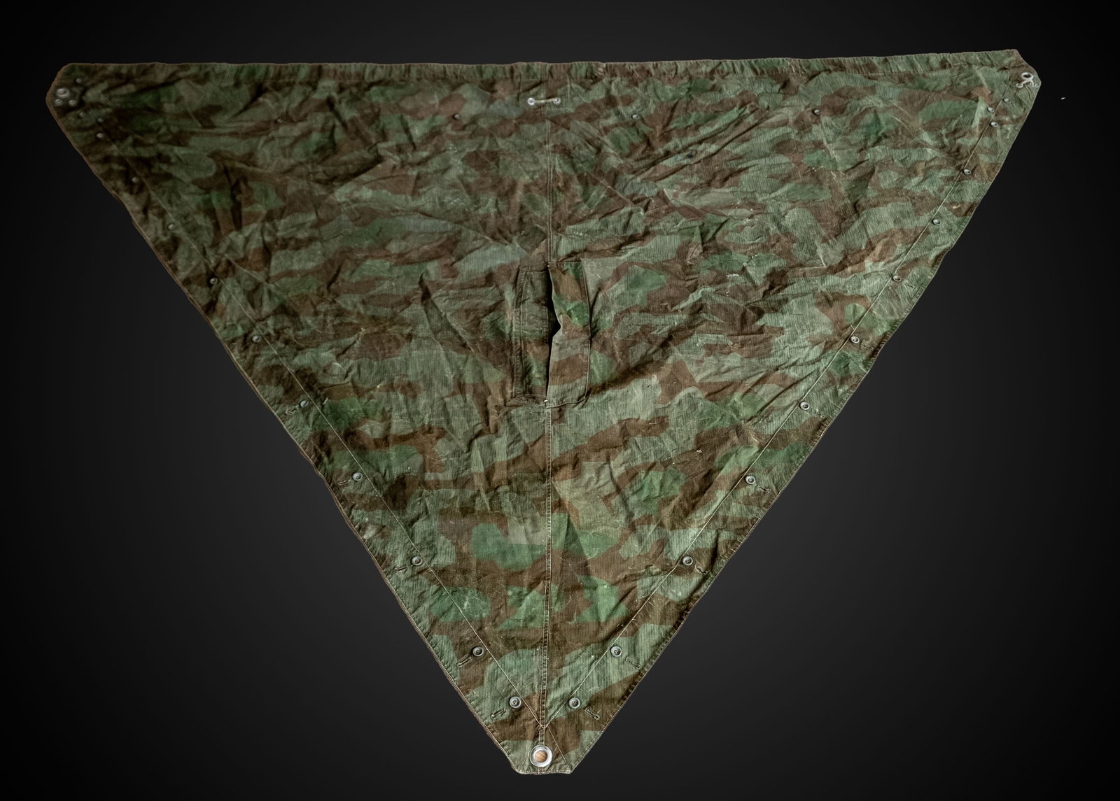 Toile de tente allemande. German shelter quarter.: Toile de tente allemande. En tissu camoufle eclat. La majorite des boutons sont presents. Les cordelettes sont absentes. Les marquages sont partiellement illisibles, datee aout 1940. A noter une