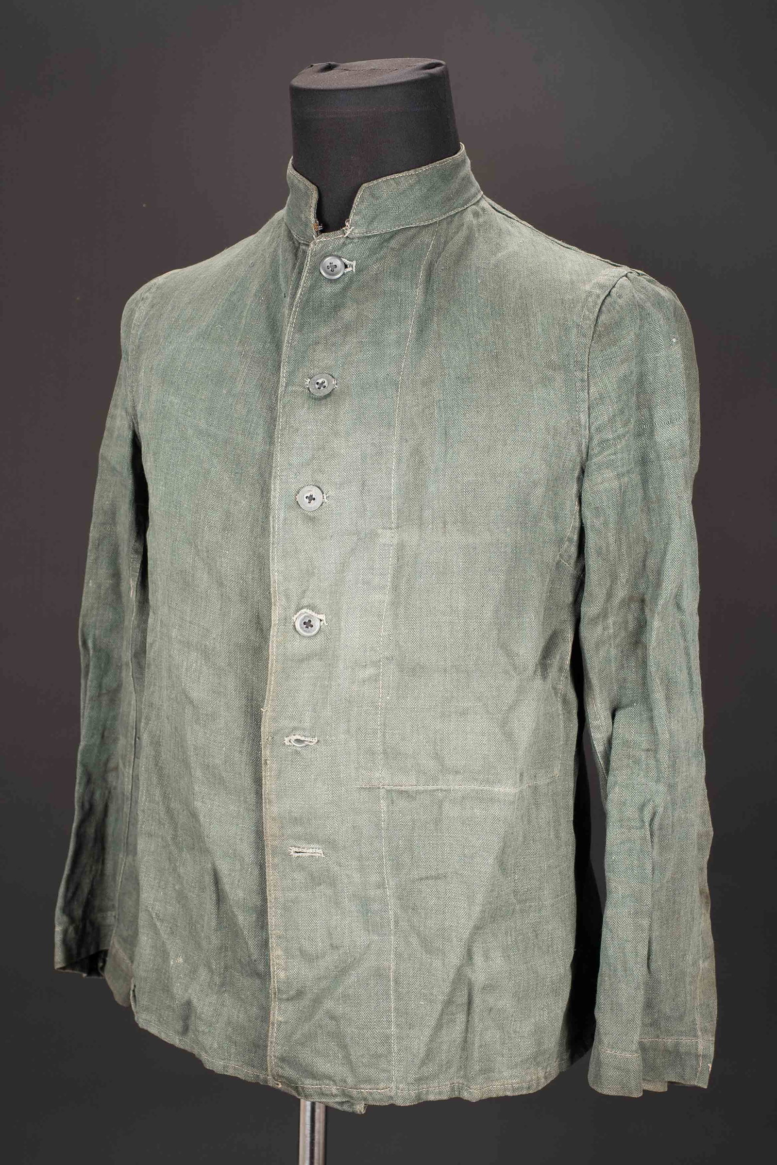 Veste de travail allemande. German jacket: Veste de travail allemande. En tissu treillis Feldgrau. Tous les boutons sont presents. Une poche interne. Sans marquages visibles. A noter une certaine usure et patine de la piece, ainsi que