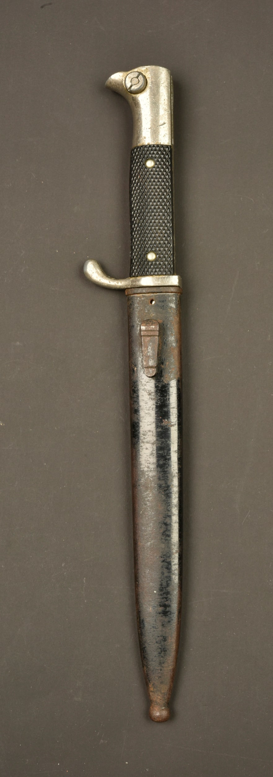 Baionnette de parade. German bayonet.: Baionnette de parade. Garniture en metal nickele. Plaquette en bakelite noire. Belle lame nickelee. Fabrication Eickhorn Solingen. Fourreau en metal, peinture noire a 30 %. Bouton poussoir non