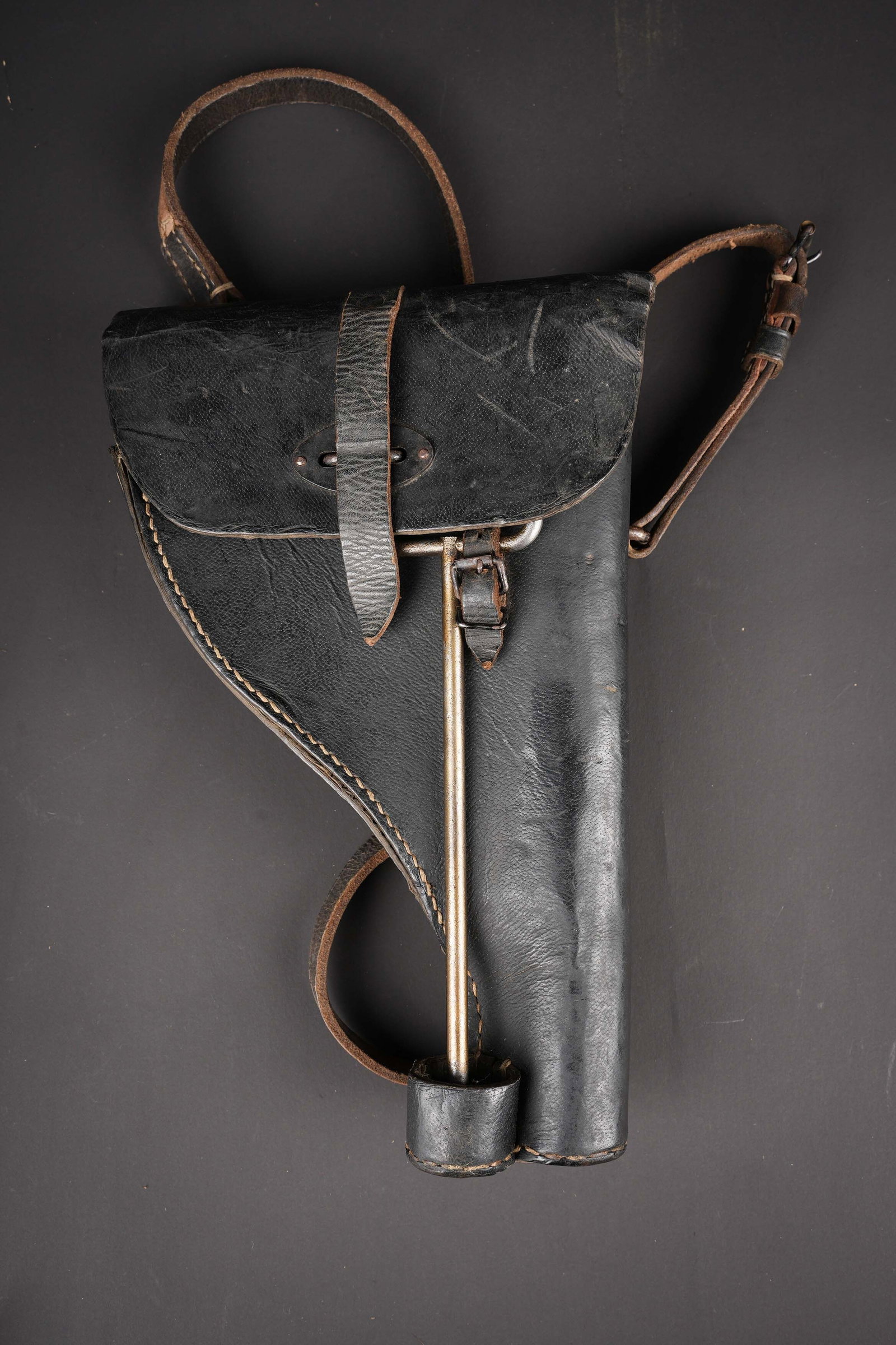 Holster de pistolet lance grenade allemand. German grenade launcher pistol holster.: Holster de pistolet lance fusee allemand. En carton compresse noir. La sangle de fermeture est complete, ainsi que la sangle de transport. Les passants au dos sont complets. Fabrication GLG 1942,