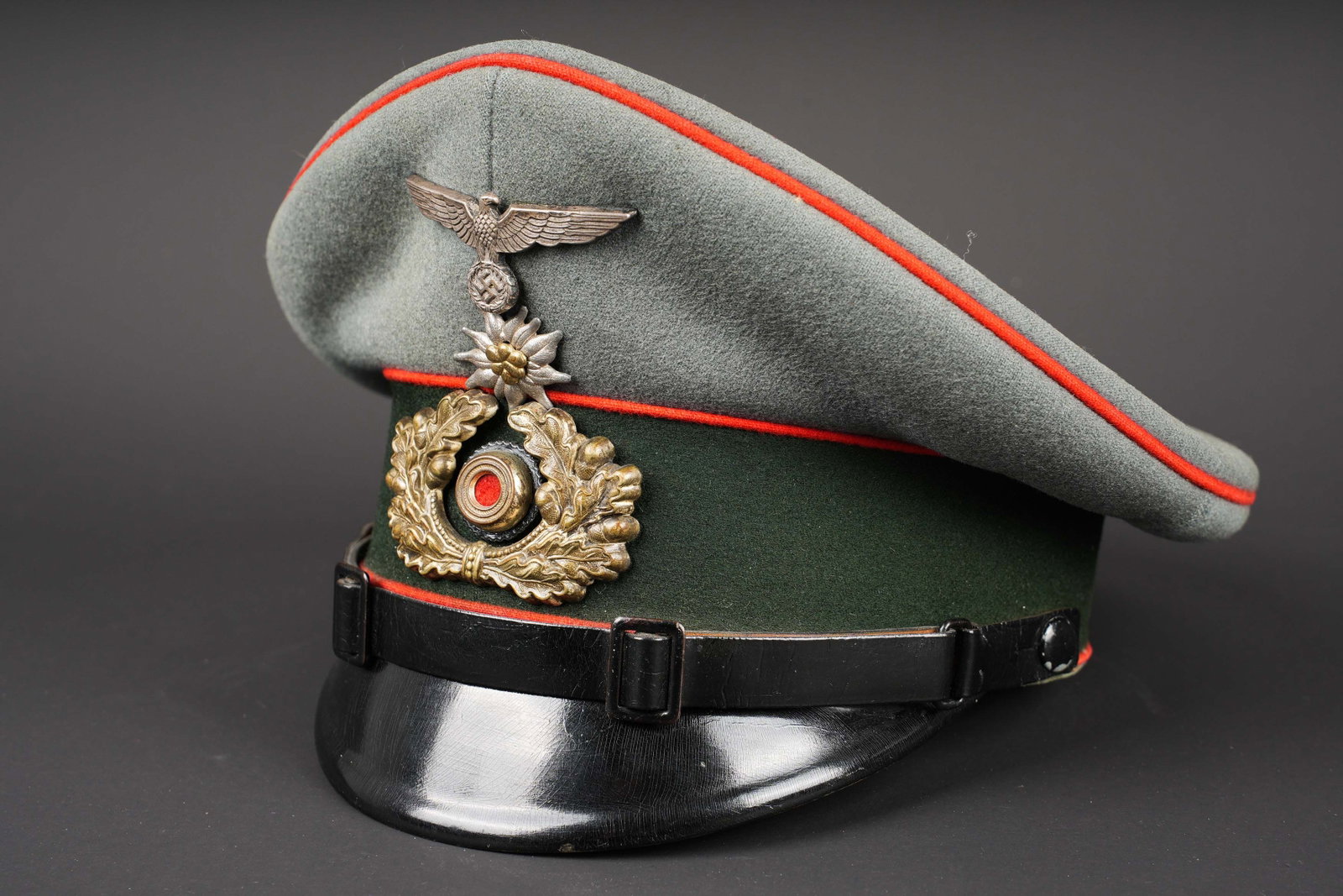 Casquette Gebirgsjager artillerie. German mountain troops cap.: Casquette de sous officier d artillerie de montagne. En drap Feldgrau. Triple lisere rouge de l artillerie. Insignes metalliques. Edelweiss metallique non monte d origine. Les insignes n ont pas ete