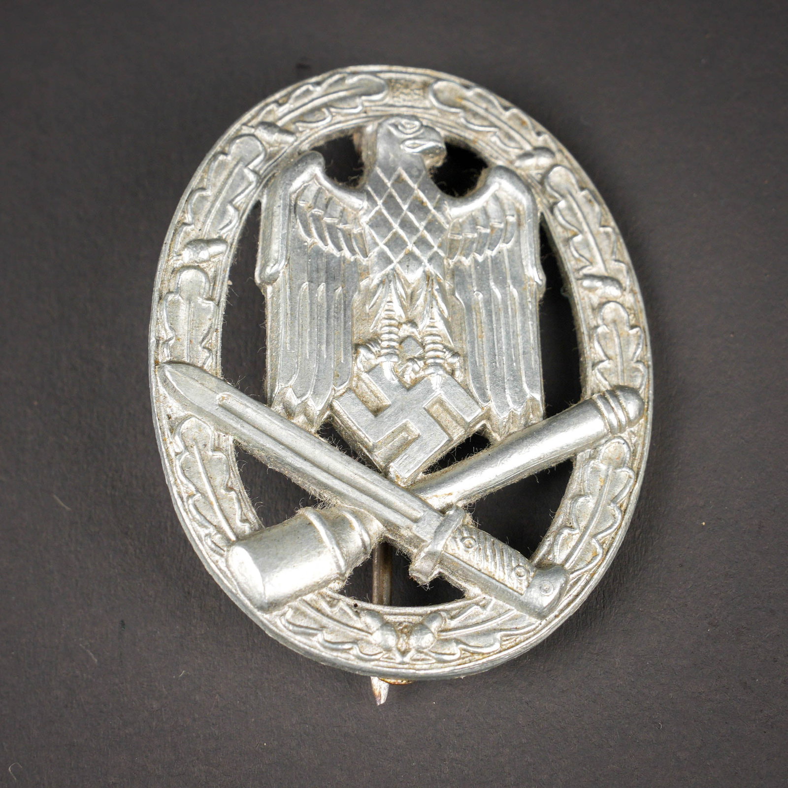 Allgemeine Sturmabzeichen. German insignia.: Allgemeine Sturmabzeichen. En metal, couleur argent a 95%. Attache complete. Fabrication pleine. Sans marquages visibles. A noter une certaine usure et patine de la piece. Etat I-. Allgemeines
