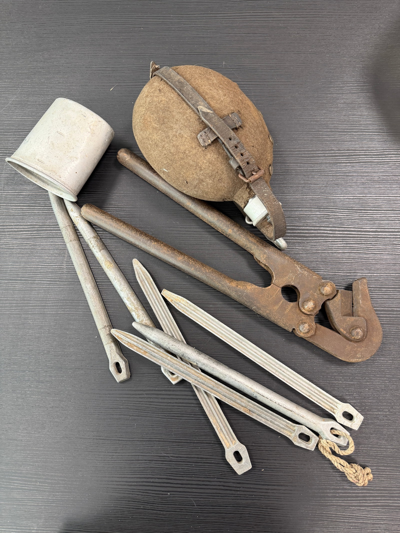 Ensemble d equipements allemands. German equipment: Ensemble d equipements allemands. Comprenant un bidon aluminium, bouchon date 1940, avec sa housse, sangle reparee. Un quart aluminium date 1938. Une pince coupante en fer avec WaffenAmt, code fabrica