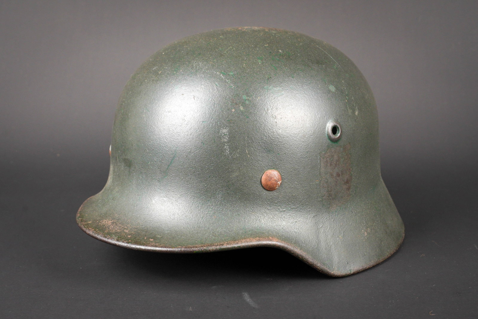 Coque de casque allemand. German shell helmet.: Coque de casque allemand. Modele M-40. Fabrication Q64, numero de lot R531. Indication nominative Ogegr Gasperz. Cerclage en metal complet. Coiffe et jugulaire absente. Peinture Feldgrau a 80%.