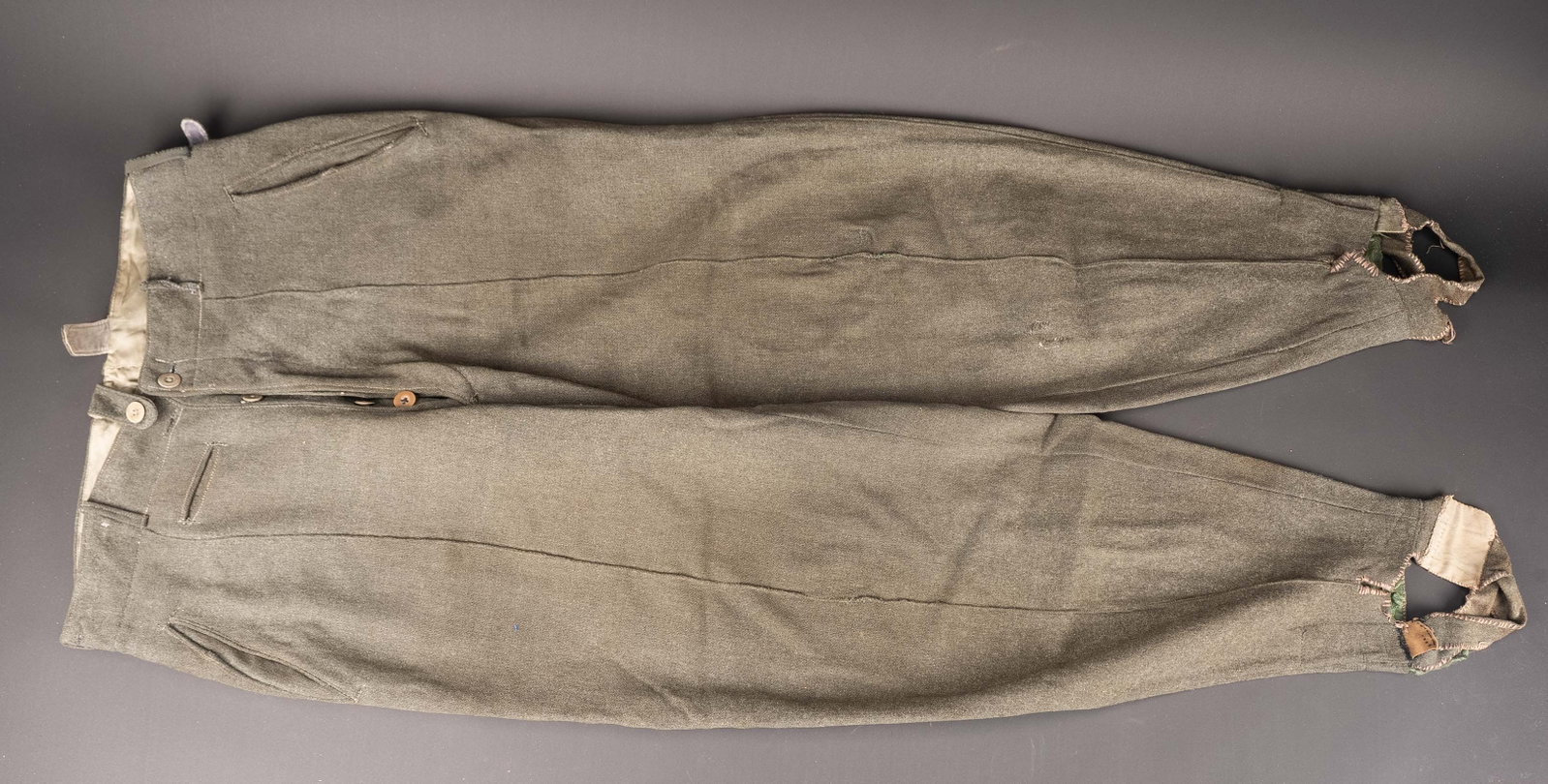 Pantalon de la Heer. German trousers.: Pantalon de la Heer. En drap Feldgrau. Tous les boutons sont presents. Bas des jambes type fuseau. Les attaches ont ete modifiees, visiblement d epoque. Les coutures laterales ont ete reprises.