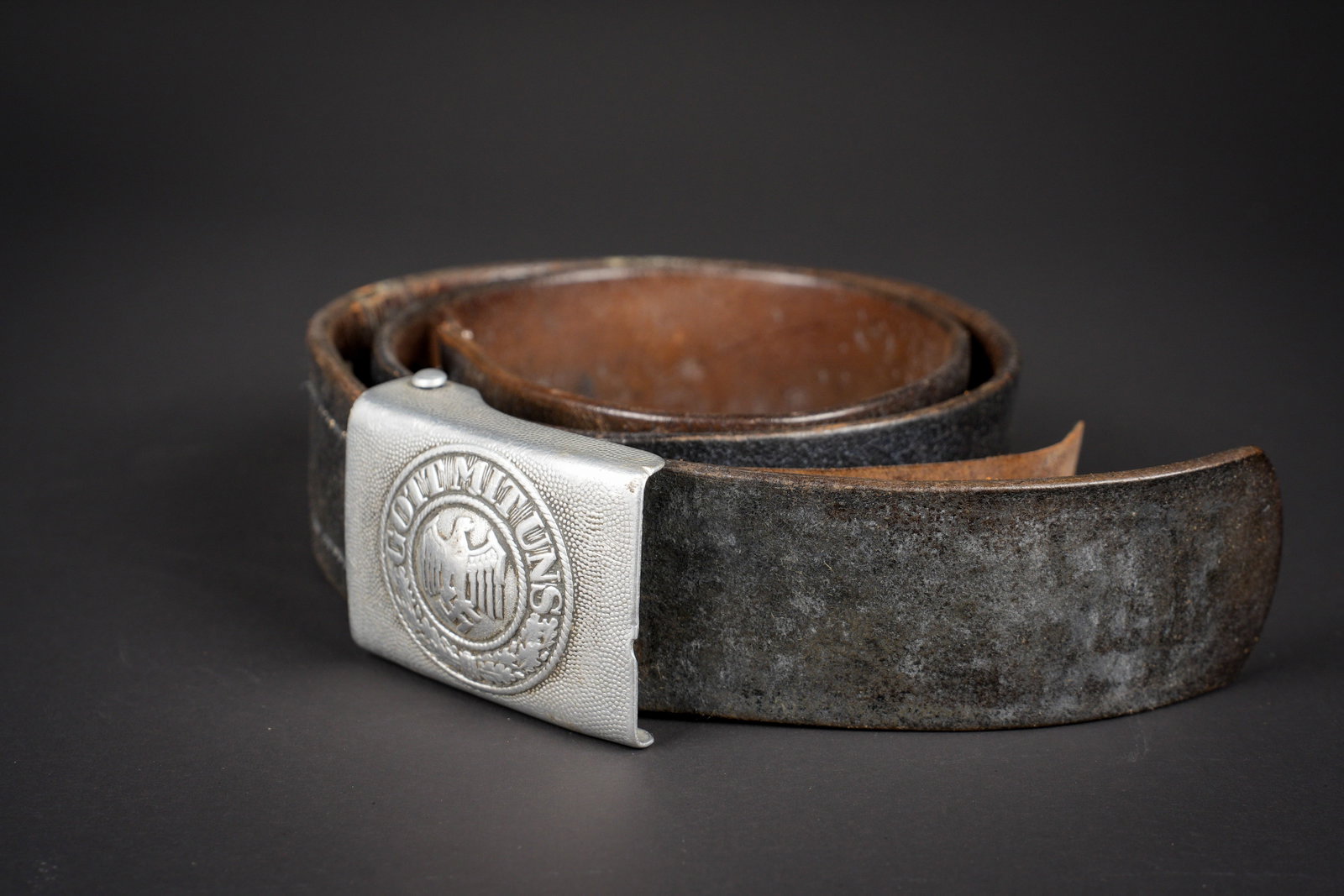 Ceinturon de la Heer. German belt.: Ceinturon de la Heer. En cuir noir. Patte de reglage complete. Bouclerie en metal. Reste de peinture d origine a 20%. Marquages illisibles. Taille 105. Boucle de ceinturon en aluminium grenele. Sans