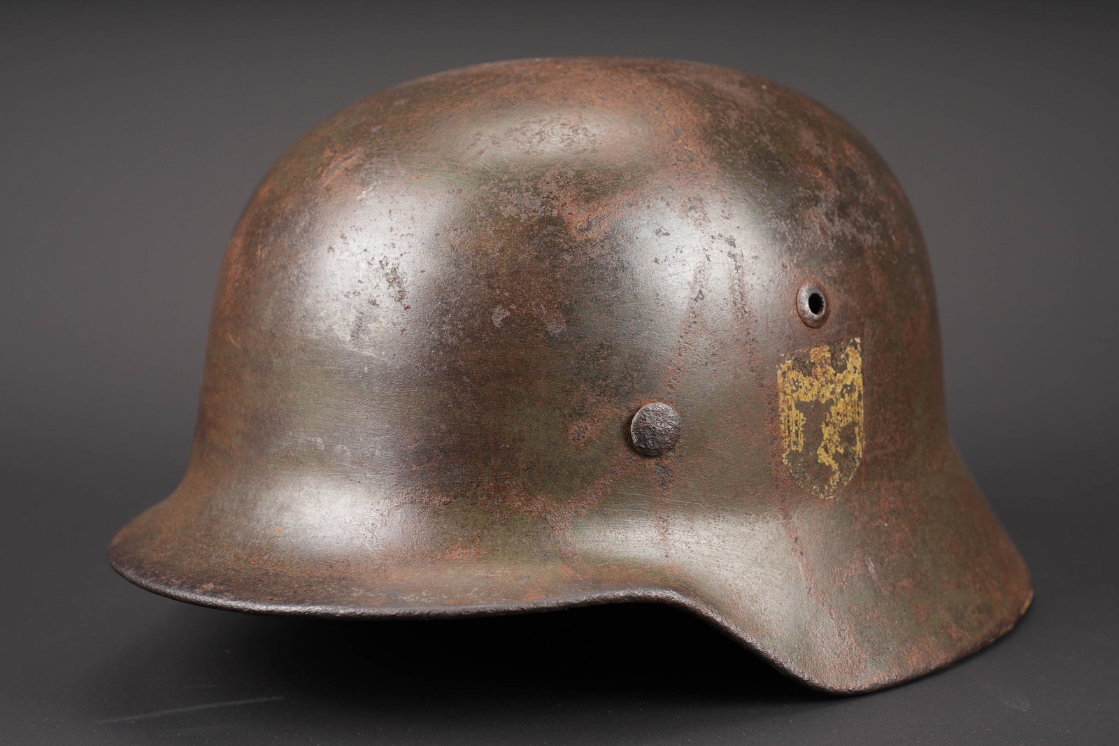 Coque de casque allemand. German shell helmet.: Coque de casque allemand. Coque de casque M35. Fabrication ET 68, numero de lot 4437. Reste de marquage nominatif illisible au niveau de la nuquiere. Cerclage en metal complet, mais oxyde. Coiffe