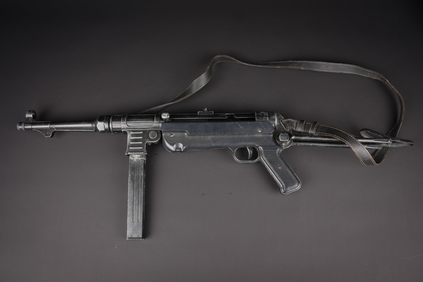 Replique de pistolet mitrailleur allemand MP40. Replica of a German MP40 submachine gun. (1 of 14)