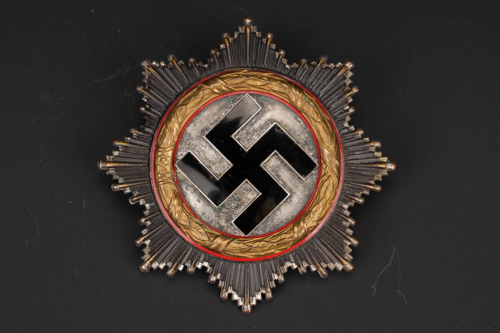 Deutsches Kreuz in Gold. German Cross in Gold.: Deutsches Kreuz in Gold. En metal. Fabrication en plusieurs partie. Modele non marque. Quatre rivets au dos. La dorure des feuilles de chene est presente a 90%. Attache complete. Poids 43,87 grammes.