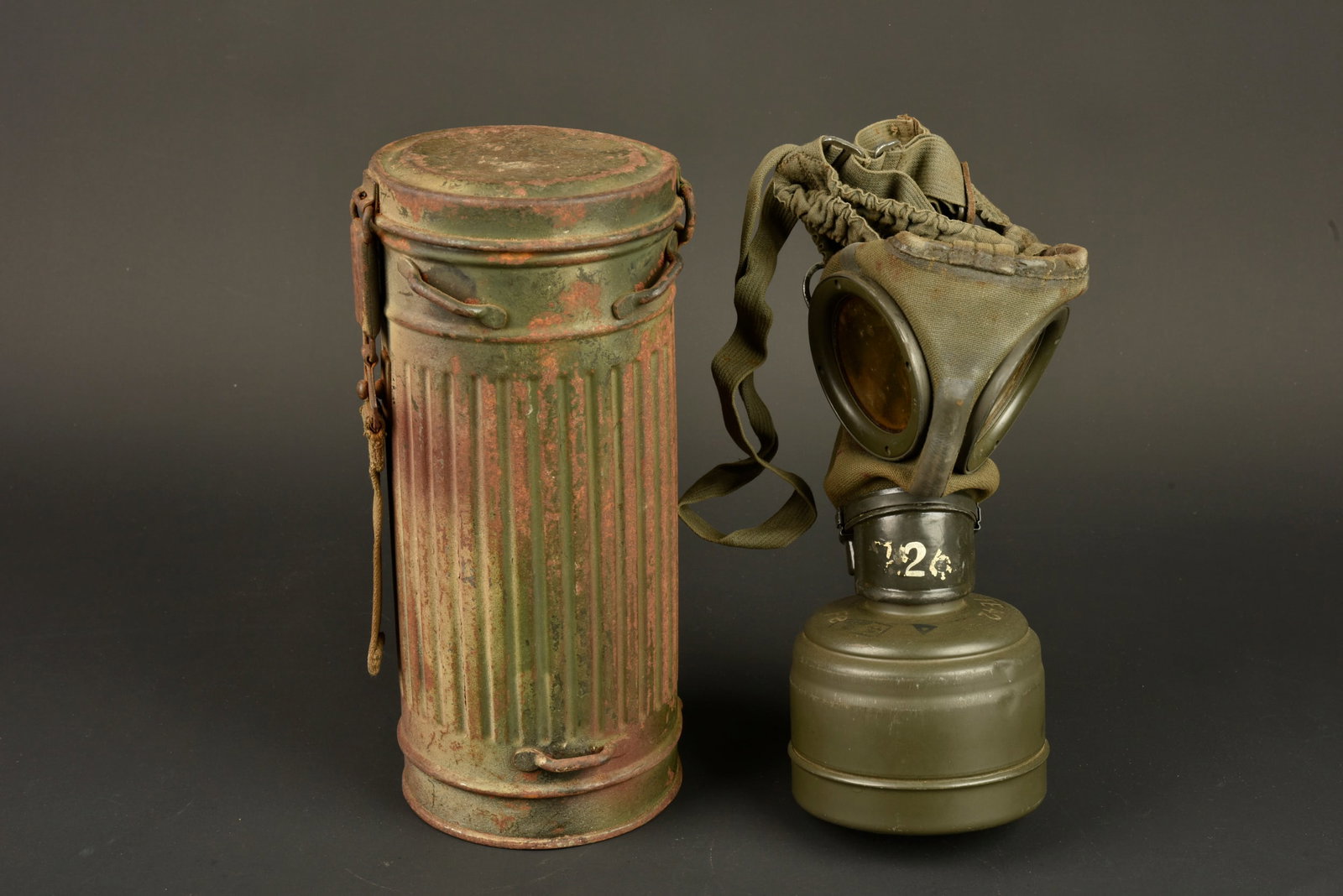 Masque anti-gaz camoufle. German camouflaged gas mask. (1 of 13)