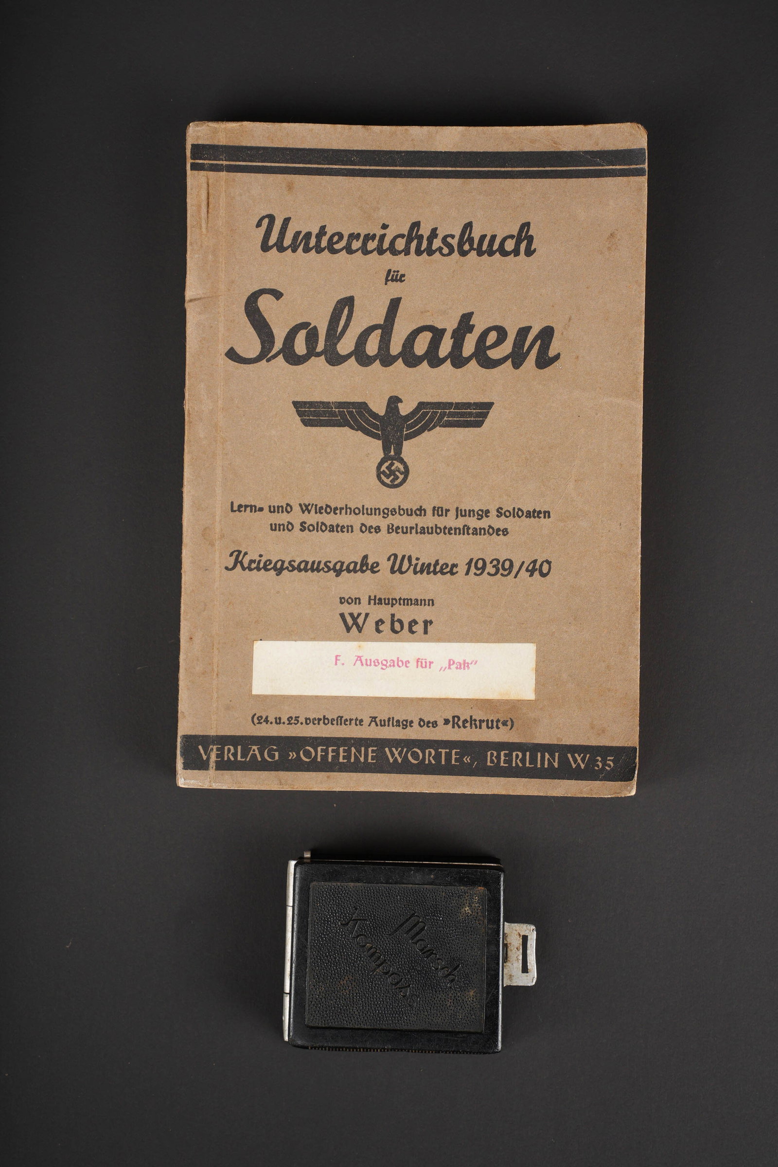 Accessoires de la Heer. German accessories: Accessoires de la Heer. Comprenant un ouvrage Unterrichtsbuch fur Soldaten Kriegsausgabe Winter 1939/40 F Ausgabe fur Pak. Une boussole Marsch Kompass en bakelite, quelques manques au niveau des bordu