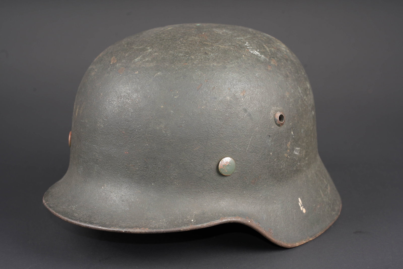 Coque de casque WH. German helmet shell: Coque de casque WH. Coque de casque M35. Fabrication SE66, numero 3341. Les rivets et contre rivets complets. Tampon de reception visible au fond de la coque. Peinture exterieure presente a 60%.