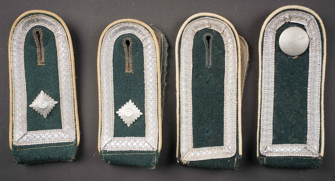 Pattes d epaule Infanterie. German shoulder boards.: Pattes d epaule de l infanterie. Une paire homogene de patte d epaule d Unterfeldwebel, en drap vert fonce, lisere blanc de l infanterie. Un bouton grenele present. Une paire homogene de patte d epaul