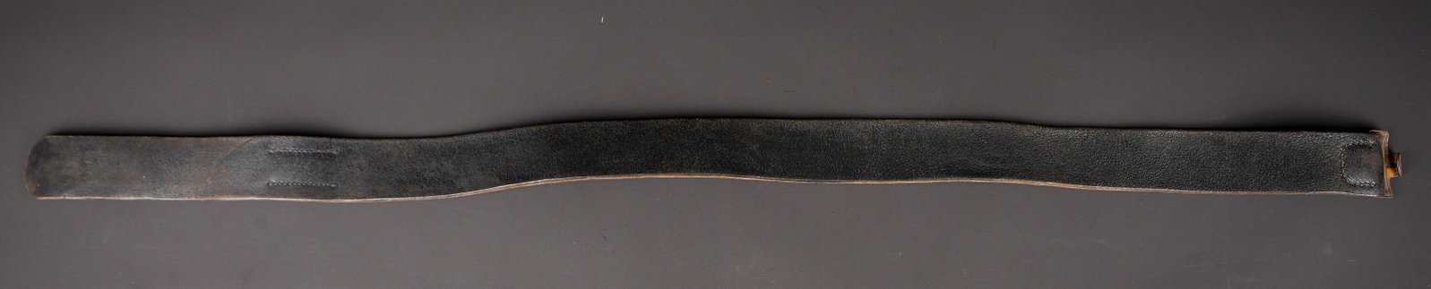 Cuir de ceinturon allemand. German belt.: Cuir de ceinturon allemand. En cuir noir. Bouclerie en metal, reste de peinture Feldgrau a 20%. Patte de reglage complete. Sans marquages visibles. A noter une certaine usure et patine de la piece.