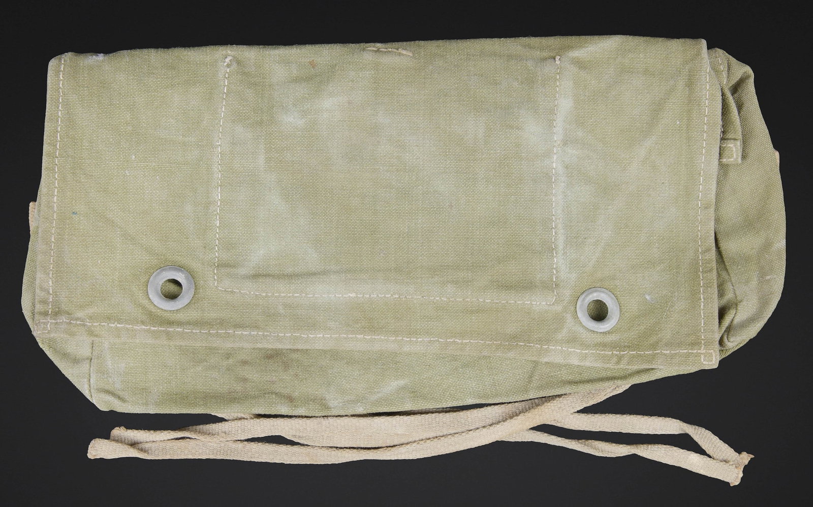 Sacoche de sturmgepack. German Sturmgepack assault pack.: Sacoche de Sturmgepack. En forte toile Feldgrau. Toutes les sangles sont presentes. Les passants arrieres sont en toile. Tampon du fabricant partiellement illisible, date 1942. Reste d indication nomi
