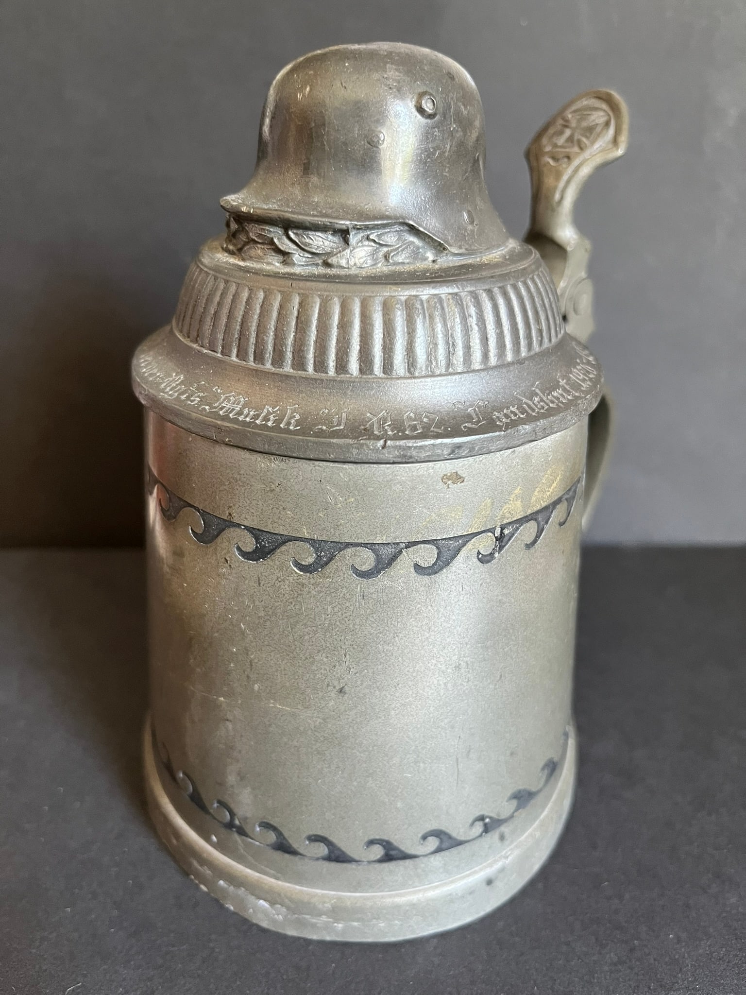 Chope allemande. Germany 1933 1945 tankard: Chope en etain env. 16cm surmontee d un Stahlhelm modele 16 et gravee autour du couvercle En souvenir de mon service dand la fanfare de l IR 62 Landshut 1926 - 1938. Pewter stein approximately 16 cm
