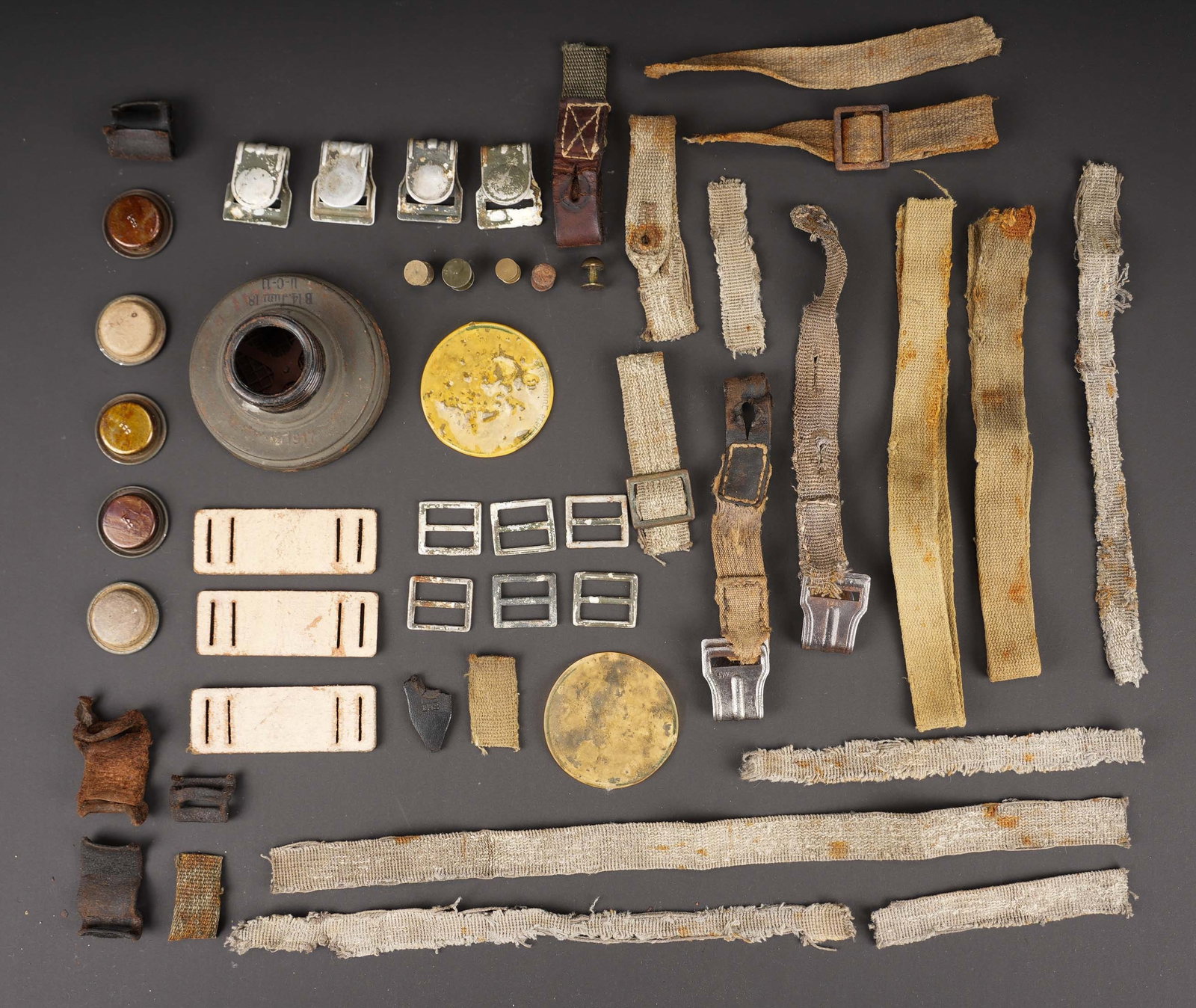 Accessoires de masque anti-gaz allemand. German gas mask accessories. (1 of 20)