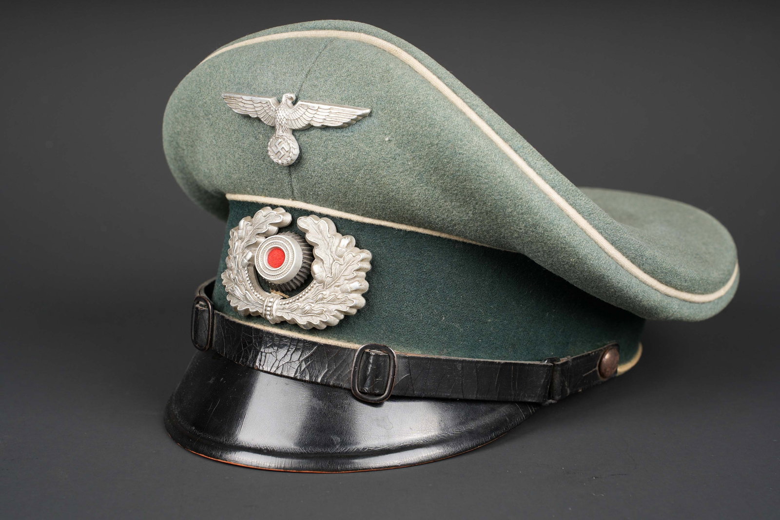 Casquette infanterie Heer. German Infantry cap.: Casquette de sous-officier d infanterie de la Heer. En drap Feldgrau. Triple lisere blanc de l infanterie. Insignes en metal. Les insignes n ont pas ete demontes afin de verifier les attaches.