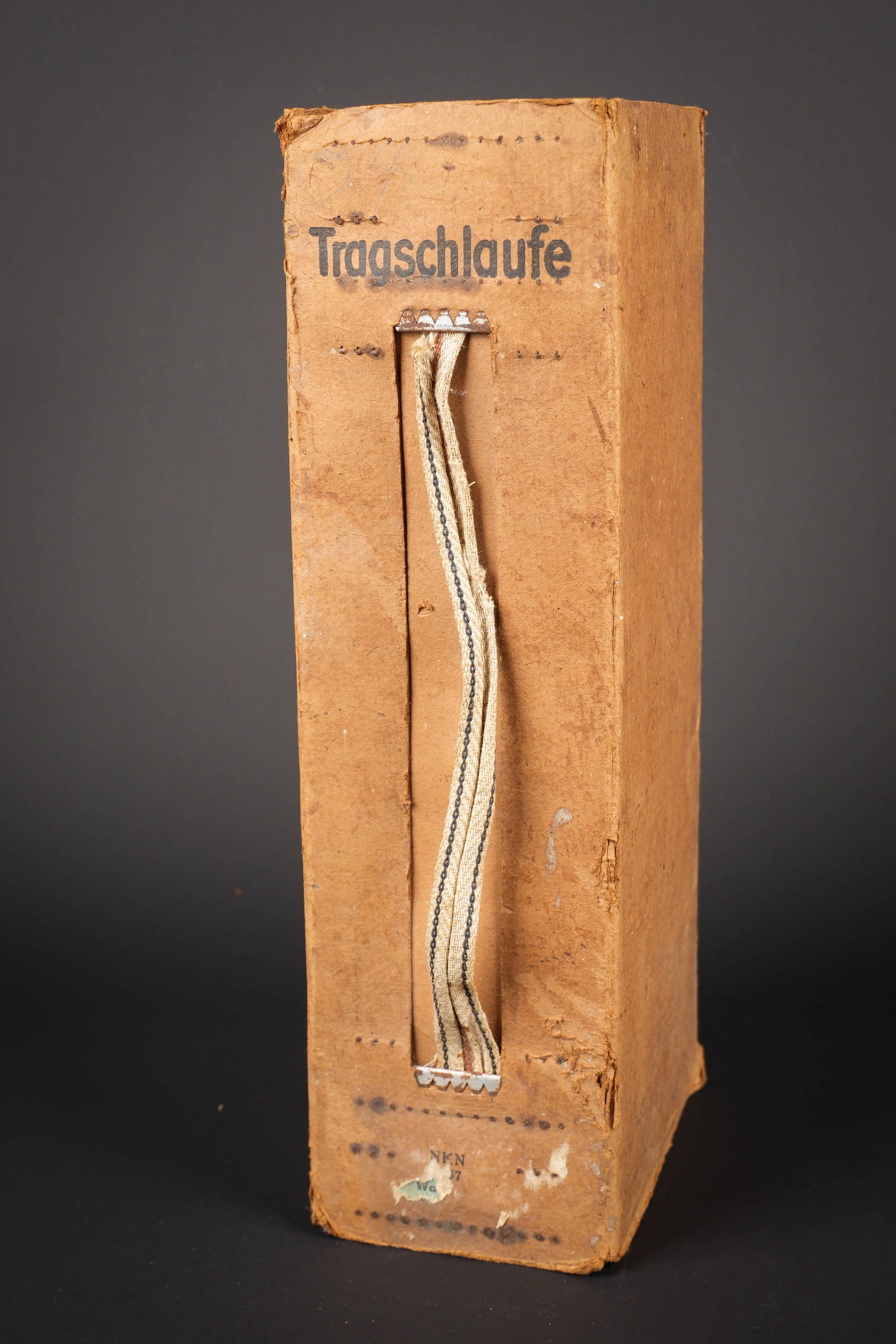 Carton 300 cartouches 7,92 mm. 300 round crate for 7.92 mm ammunition.: Carton 300 cartouches 7,92 mm. Fermeture par rabats. Une poignee en sangle. Ce type de boite cartonnee peut se retrouver dans des caisses en bois pour 1500 cartouches ou dans celles pour 300