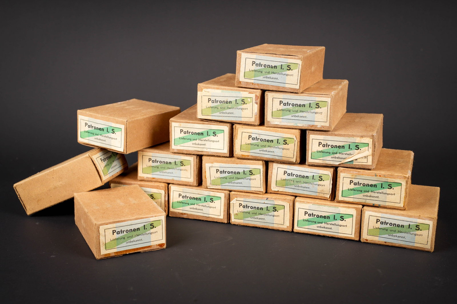 Boites pour munitions allemande. German ammunition boxes.: Boites pour munitions allemande. 18 boites en carton vide. Etiquettes marquees Patronen IS Lieferung und Herstellungsort unbekannt. Certaines boites sont datees 1937, d autres ont des tampons marques