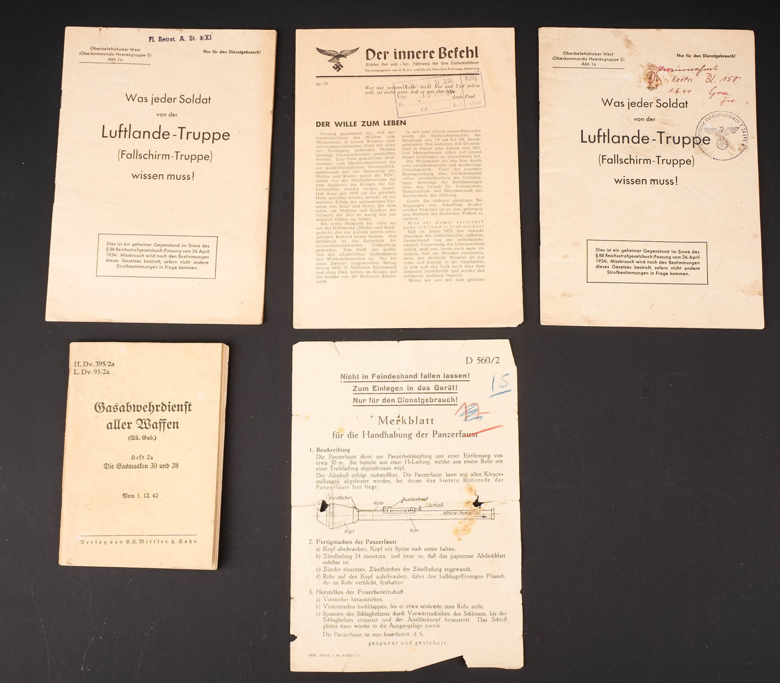 Documents allemand. German Document: Documents allemand. Comprenant un livret Gasabwehrdienst aller Waffen, date du 1er decembre 1942. Un feuillet d utilisation du panzerfaust, D560/2, quelques dechirures visibles, date du mois de juin 1