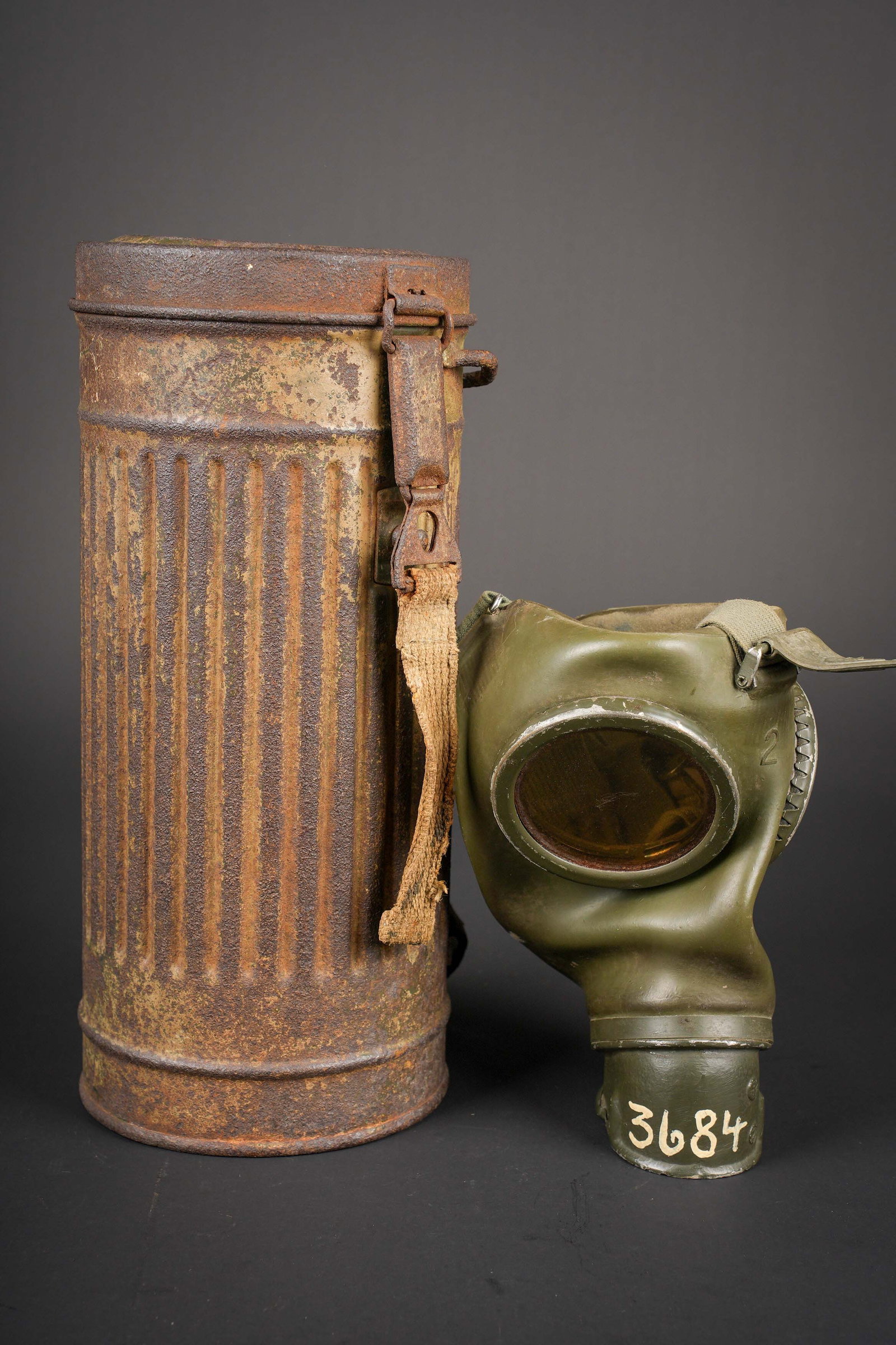 Masque anti-gaz camoufle. German camouflaged gas mask. (1 of 11)
