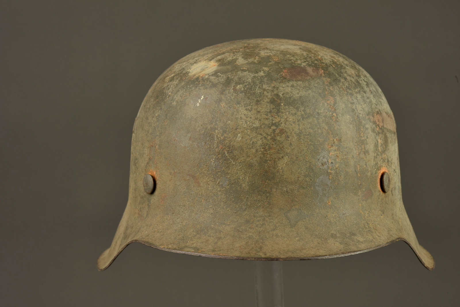 Coque de casque allemand. German helmet shell.: Coque de casque allemand. Modele M-42. Fabrication et numero de lot illisibles. Peinture a 60%. Les rivets sont presents. Interieur et jugulaire absents. A noter une certaine usure et patine de la pie