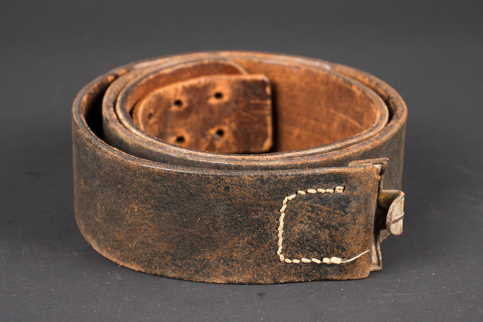 Cuir de ceinturon allemand. German belt: Cuir de ceinturon allemand. En cuir noir. Bouclerie en metal, reste de peinture d origine a 30%. Patte de reglage complete. Certaines coutures ont ete reparees. Taille 95. Numero RBNr 0/0676/0039. A n