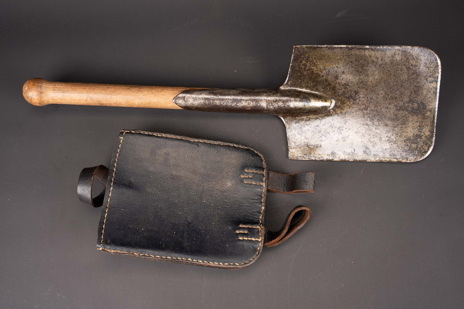 Pelle droite allemande. German straight shovel.: Pelle droite allemande. Manche en bois. Parties metalliques vernies et nettoyees. Fabrication illisible. Housse en cuir noir. Les passants au ceinturon sont complets, ainsi que la sangle de