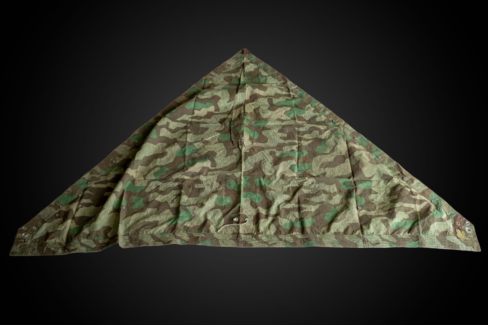 Toile de tente allemande. German shelter quarter.: Toile de tente allemande. En tissu camoufle eclat. La majorite des boutons est des cordelettes sont presentes. Les marquages sont partiellement illisibles. A noter une certaine usure et patine de la