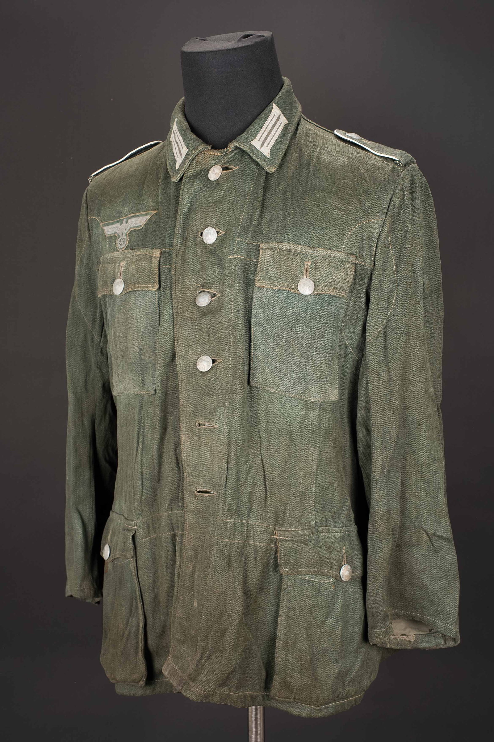 Veste de treillis allemande. German jacket.: Veste de treillis allemande. En tissu treillis feldgrau. Tous les boutons sont presents. Reproduction de patte d epaule de l infanterie. Aigle de poitrine Bevo cousu machine. Litzen cousus machine.