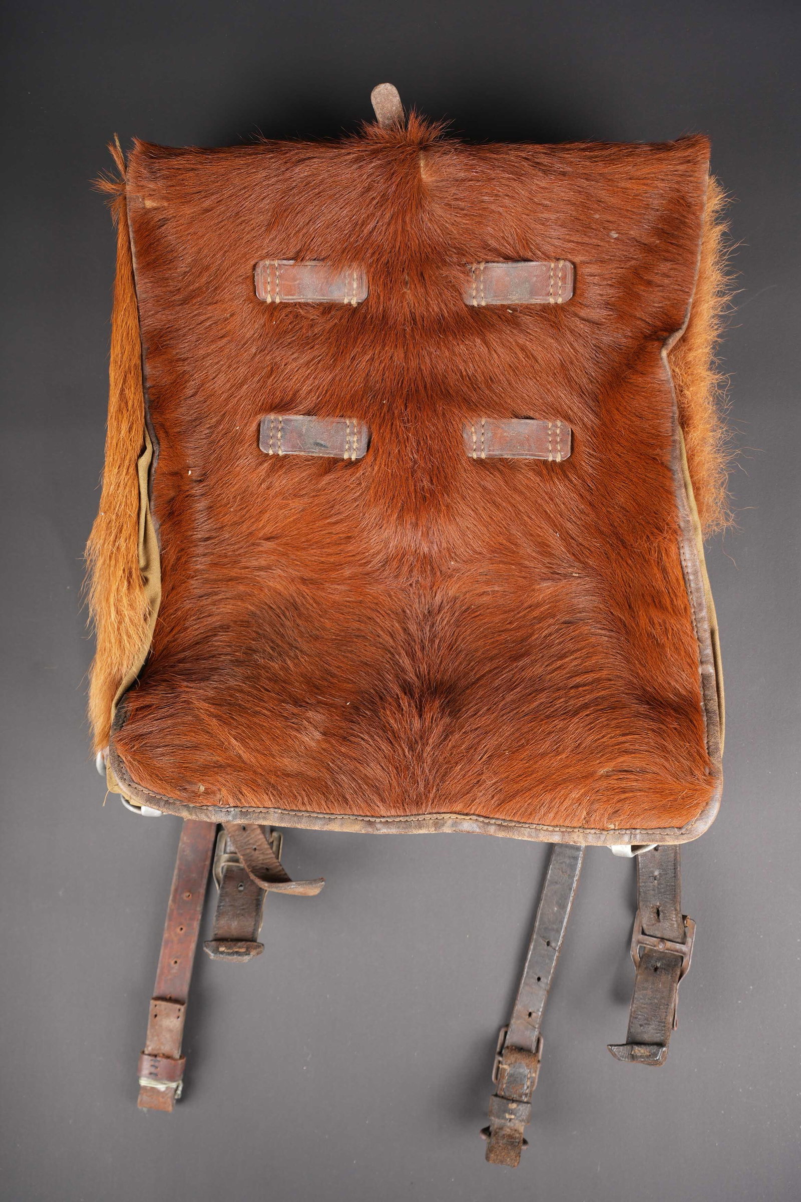 Sac a dos poil de vache. German Cowhide backpack.: Sac a dos poils de vache. En forte toile Feldgrau. Rabat double de poils de vache rousse. Les bretelles sont completes. Indication nominative Kriegler Alfred. Fabrication Hoohburg Dresden 1939. A