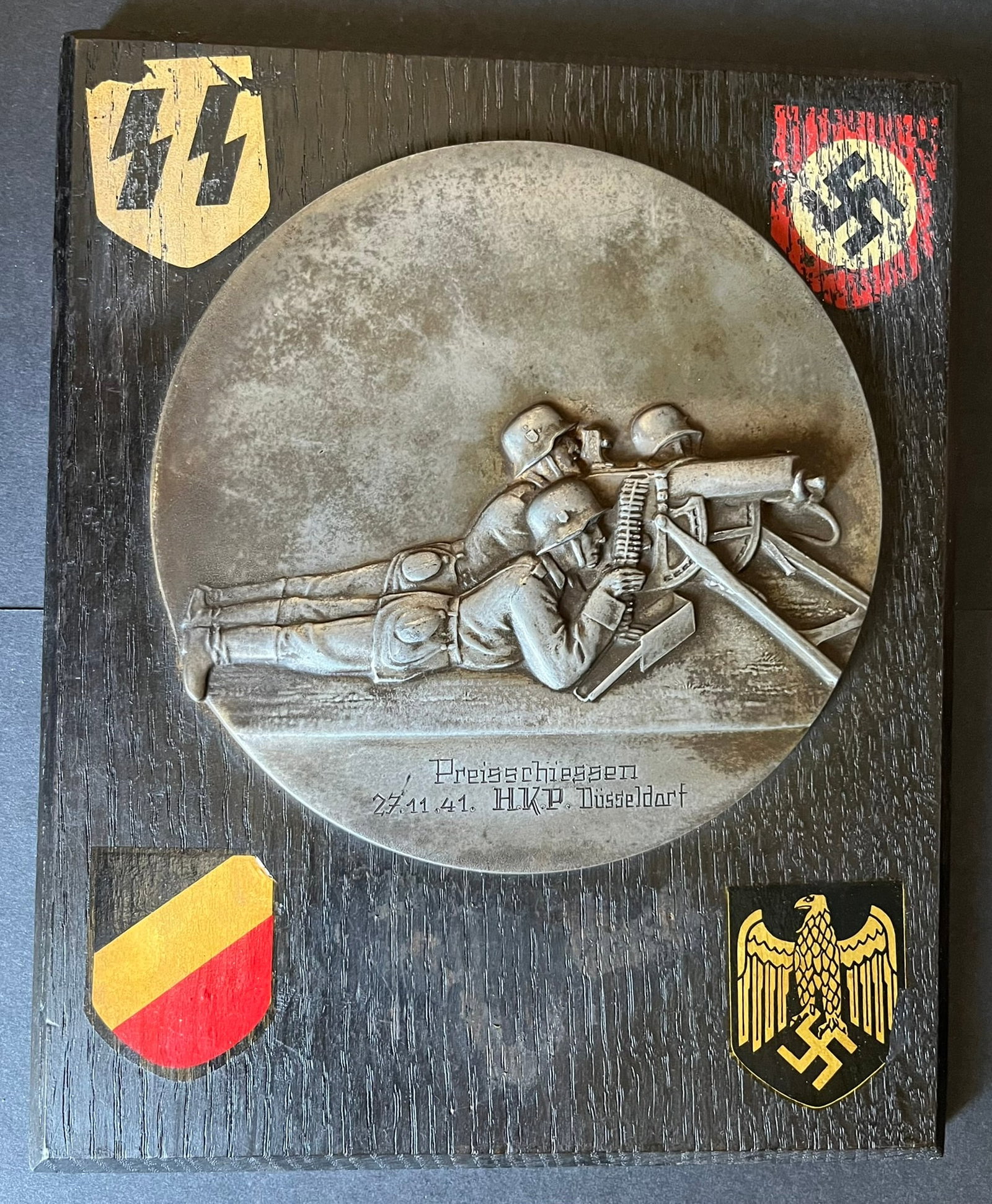 ALLEMAGNE 1933 - 1945 PRIX DE TIR. Germany 1933 1945 shooting award: Prix de Tir a la Mitrailleuse de l Armee de terre 14 cm de diametre probablement en etain et grave Competition de Tir du 27.11.41 HKP Dusseldorf . Il est monte par 3 vis sur une plaque en bois de 18